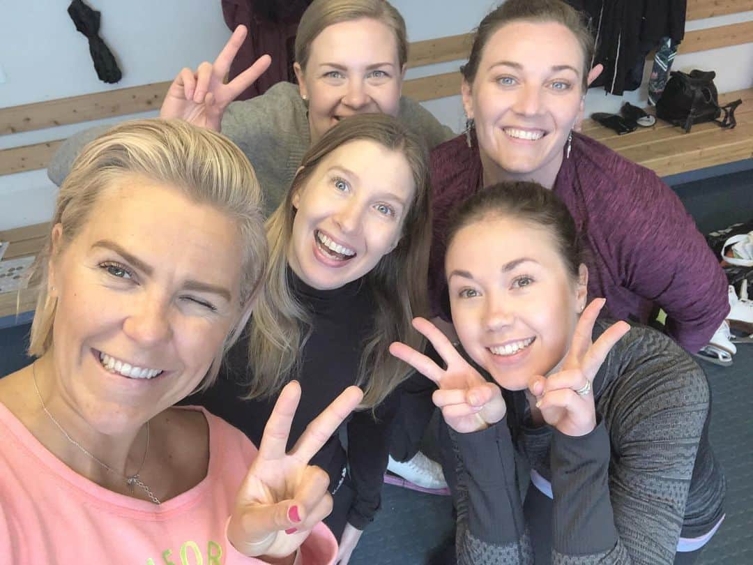 のインスタグラム：「Taas 2 vauhdikasta viikkoa takana reilun 100 leiriläisen kera.🤩 Ekat leirit vedettiin 2013 ja sen jälkeen ”vuosi kerrallaan jos kysyntää/tarvetta on” - tässäpä muikistellaan yhtäkkiä 7 leirikesän kokemuksia rikkaampana.  Onpa tullut opittua itsekin ihan valtavasti.🙏🏼 Kiitos siitä super valkkukollegat @kristakaroliina @rimpuli @movelina_ @p_iruetti @saanalindman @larzmur @nlaksolavirta ym, sadat leiriläiset ja vanhemmat, sekä @kisakallio @tanhuvaara @vierumaki ja @santasport . Eiköhän me olla yhdessä tehty hyvää työtä kun tässä edelleen porskutetaan mahtavalla jengillä liikuttamassa lapsia ja nuoria.  Tehokkaat leirin sisällöt, ammattitaitoinen valmennus, kannustava ilmapiiri ja pieni pilke silmäkulmassa jota me leireillä korostetaan, toimivat näiden leirien kulmakivinä.  Ja ”paras leiri ikinä” -kommenttien ja niiden jäähyväishalien sydämestä kouraisemiseen ei ikinä totu.😭❤️ Niiden saattelemana voi joka vuosi jäädä niin kiitollisena kesälomalle. Kyllähän ne ens kesän leiritkin on taas kalenterissa.🙌🏼💪🏼 #lauranleirit #kisakallio #tanhuvaara #vierumäki #santasport」