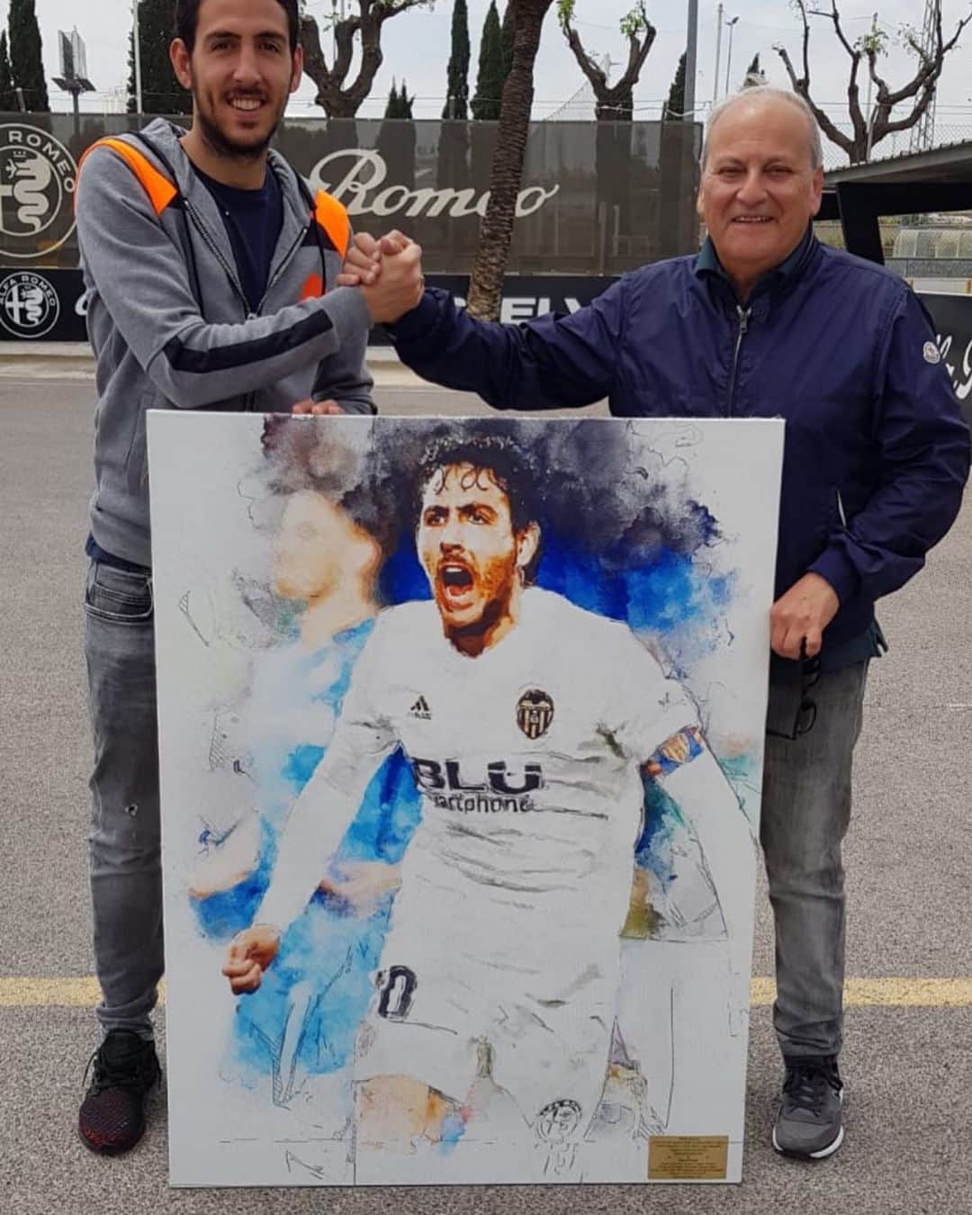 ダニエル・パレホのインスタグラム：「Muchas gracias a @oikonomou_th por este regalo tan especial y @georgenapolitanos que arte tienes... @famous.art.posters」