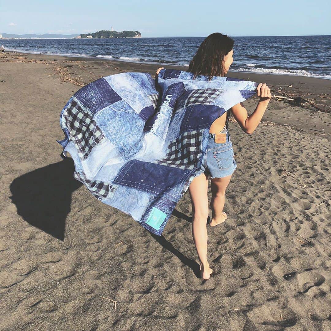 齋藤美波のインスタグラム：「⛱👙🌊 ・ ぱっと見タオルに見えないタオル😏 サクッと敷いてシートがわりにも。 濡れてもすぐ乾く速乾性も🙆🏼‍♀️ 生地が薄い割にはしっかりしてて 荷物もかさばらない👏🏽 優秀なタオル〜🤩 サーファーやヨガなどで愛用者続出🏄🏽‍♀️🧘🏽‍♀️ あたしもヤシの木のタオルげっちゅう〜♥️ ・ 『SEA AND SUN』 -Lifestyle Brand- 海と太陽の気持ち良さが大好きなサーファー達が創ったブランド。 普段の生活で使う日用品を、お洒落に気持ち良いデザインにした。 自由で楽しいデイリーライフをサポートするライフスタイルブランド。 . そんなSEA AND SUNが 先行予約販売を開始したらしい！ ※予約分のみの受注生産となります。 ※必要な分を必要なだけ。 ※取扱店様かFreetopia Web Shopにてご予約下さい。 ◯オーダー締切り  7/8(月) ◯デリバリー  7月末〜 . 『SEA AND SUN ライフスタイルタオル』 ◯吸水性、速乾性に優れている。 ◯薄手なので小さく畳めて携帯に便利。 ◯UVカットで紫外線99%カット。 ◯日向に干すと防菌消臭効果あり。 ◯砂や草木が付かない。 ◯綺麗で美しい他にはないデザイン。 . …………………………………………………… #seaandsun #sea  #sun  #beach  #fitness  #gym  #yoga  #towel  #tshirt  #summer  #surf  #surfing  #life  #lifestyle  #style  #fashion  #ootd  #シーアンドサン  #ファッション  #海  #ビーチ  #太陽  #サーフィン  #サーフ  #ライフスタイル  #スタイル  #タオル  #tシャツ #ヨガ」