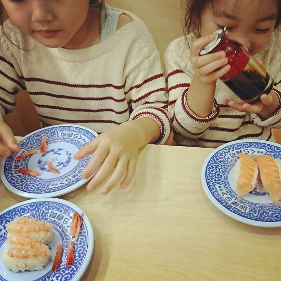 西山茉希さんのインスタグラム写真 - (西山茉希Instagram)「曇り時々小雨。 雨、スルー。  #出かけたもん勝ち 『歯医者さんいこっかー！』 『いぇーーーい！！！』 #喜ぶーズ #ナイスセンス  出発直前にお化粧始めるちびパンさんと、 歯磨きしたのにドーナツ食べ始めるちびちびさん。  #ばっちこい  ご機嫌に歯医者さんを終えたら、 リクエストな回転寿司へ。  #ひたすら #もくもく #パクパク #お醤油だって二刀流  母さんのご褒美。 200円のあれこれ。  #食べ終えるまでに次のスポット決まってた #TSUTAYA  ねぇ。 本屋さんだよね。  #すみっこぐらし  #一角のコーナーより #大きなぬいぐるみを担ぎ出した二人  さっきまでハンドタオルだったのに。。。 『今日からこの子たちとソファーで寝るー！！』 『ありがとうママ！！ずっと欲しかったんだーーー！！！』 #皆無  #悔い無し  #自立心まで芽生えたのね  時に大人が四の五の言わず物欲を叶えてあげることは、 彼女達にとったら特別どころじゃない喜びにもなるのだと学んだ。  #小さな身体に大きな袋 #記念日だからいいんじゃない #主役はチビーズ #サンクスday  帰宅後もひとり一個。 抱えて歩いて寝そべって。  #幸あり」6月30日 17時00分 - maki.nshiyama50