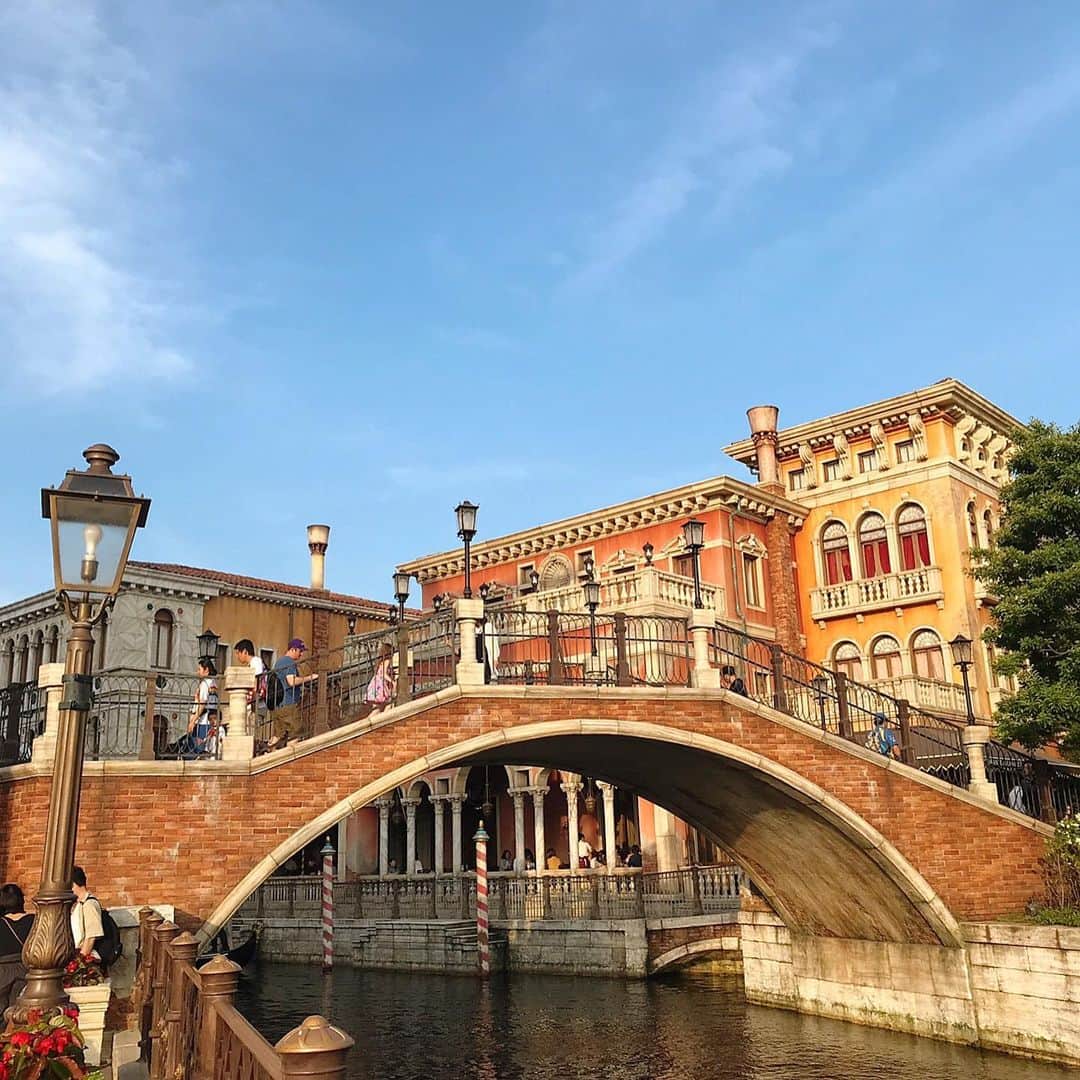 羅晴のインスタグラム：「世界上最夢幻的地方🧸～ #disneylandtokyo #disneyland #disneysea」