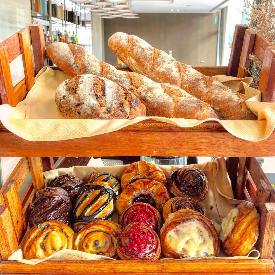 ベリッシモ・フランチェスコさんのインスタグラム写真 - (ベリッシモ・フランチェスコInstagram)「A moment of relaxation!⛱☀️Delicious breads at Elephant lounge, Vientiane 🐘🥖🥐🧁☕️ ヴィエンチャンで美味しいパンを頂きます！本格的!😂🥐🥖Buonissimo il pane qua👍 #ベリッシモ #料理研究家 #francescobellissimo #chef #tvchef #celebritychef #laos #vientiane #vientianelaos #elephantlounge #gourmet #グルメ #パン #ラウンジ #vip #luxurylifestyle #enjoyfood #ceriole #baguette #pictureoftheday  #pane #preseilpaneeresegrazie #food #激ウマ #ラオス #美味しい #buonissimo」6月30日 17時09分 - bellissimoyoshi