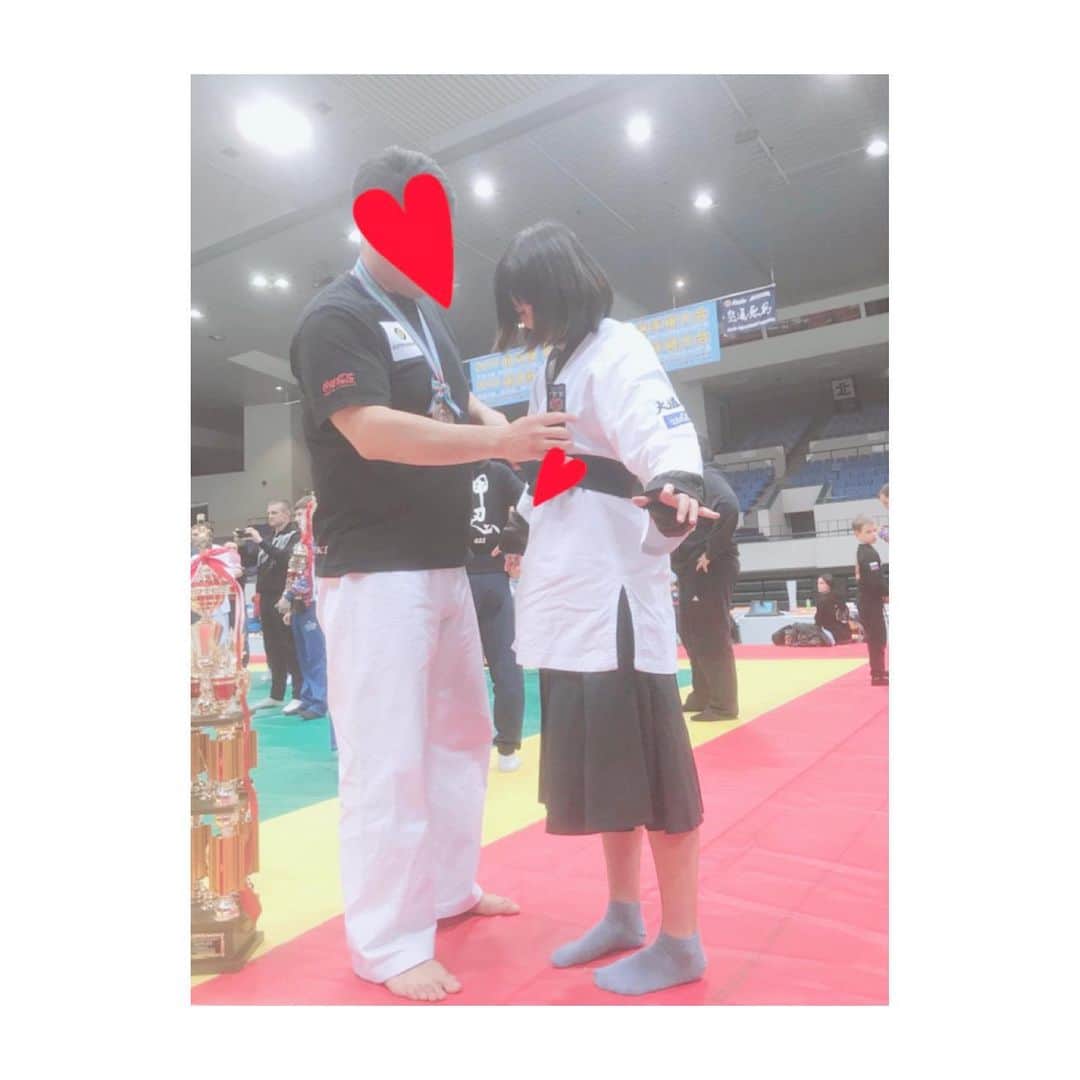 大崎みらいのインスタグラム：「、 おいらの旦那は 元々柔道をずっと やってた方だよ！ 、 社会人になって少しして、 柔道を引退して、 会社員をしながら アマチュアの総合格闘技の 世界大会に出た時の 写真だよ！ 表彰式で道着を着させて もらっているところだよ！ 、 みんなが言いたいことは わかってるよ！ 、 、 帯結ぶ位置たかくね？ だよね！ わかる！ 私の足が長すぎるのかも！← 、 、 、 #柔道 #judo #ガチ勢 #総合格闘技 #これは名古屋だったよ #名古屋 #名古屋城まわり歩いた #ロシア人が強かった」