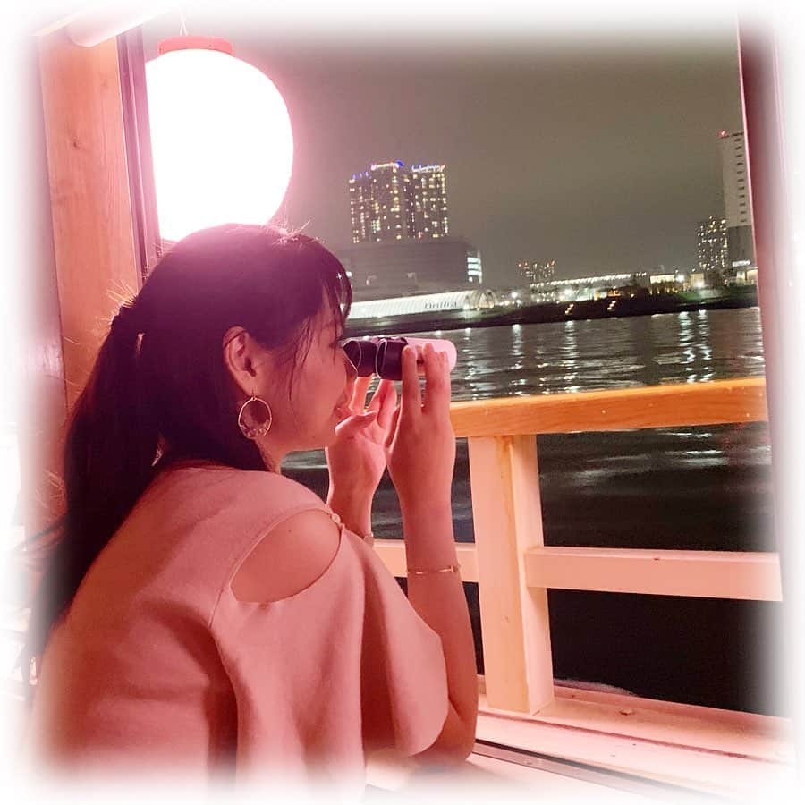 柴本愛沙さんのインスタグラム写真 - (柴本愛沙Instagram)「昨日は雨が心配だったけど、 ずっと前から計画していた屋形船へ⚓︎ ⚓︎ 天気が良いと夜景が綺麗とのことで、 SuperSunnyの双眼鏡持って行きました☆  ライブとか行くと、みんな双眼鏡持ってるから ずっと欲しかったんだー✨  コンサート用でAmazon双眼鏡ランキング1位の SuperSunnyにしてみました！  アイカップがついているからブレず、 遠くの席とかでもクリアに見えるみたいです♡  しばらくはライブ観戦の予定はないけど、 秋にいくつか予定があるから その時にも持って行こう♪♪♪ 🎧  この屋形船にもDJがいたりして、 ライブ感味わえました☆  #SuperSunny #屋形船 #夜景 #夜景が綺麗 #夜景鑑賞 #屋形船貸切 #屋形船ライブ #ライブ #参戦 #双眼鏡 #早くライブ行きたい #スーパーサニー #アイカップ #amazon1位 #雨が降ったりやんだり #心配です #☂️」6月30日 17時14分 - aisa_shibamoto