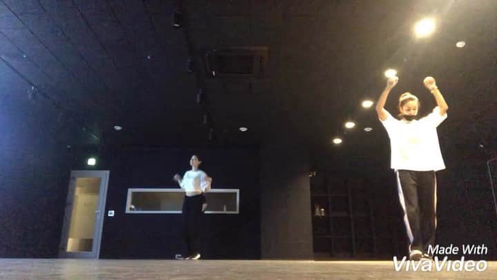 ジヨン のインスタグラム：「힐링타임 두둠칫」