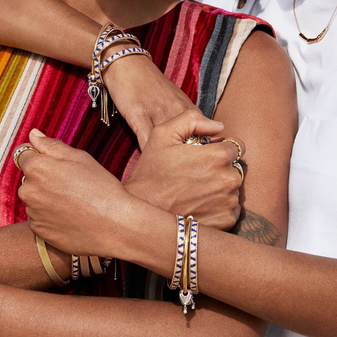PANDORAさんのインスタグラム写真 - (PANDORAInstagram)「“Women can explore their maximalist style and go bolder,” says fashion-forward duo @cocoandbreezy. This collection centers on a more-is-more attitude with nuanced layering and bolder patterns and colours to make a strong statement without saying a word. #Pandora #TravelInStyle #PandoraBracelet #PandoraStyle」6月30日 17時18分 - theofficialpandora