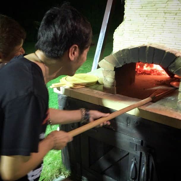 寺岡呼人のインスタグラム：「人生初のピザ焼きを経験！ 楽しい😊  #pizza  #寺岡呼人 #作ったのは #クワトロフォルマッジ  #美味かった」