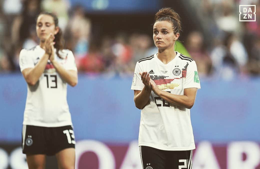 Lina Magullのインスタグラム：「1 Tag später.. Die Enttäuschung sitzt tief. Ich möchte jetzt keine Bilanz ziehen. Ich möchte DANKE sagen für ein neue schöne Erfahrung in meinem Leben. DANKE an mein tolles Team, die letzten Wochen haben mir sehr viel Freude bereitet. DANKE an die Zuschauer und Fans für die Unterstützung und die tolle Atmosphäre. & DANKE an meine Familie und Freunde, die mir wieder einmal gezeigt haben, wie unheimlich wichtig ihr mir seid...Ich soll stolz sein... ich bin stolz. Wir #imteam #deutschland 🇩🇪」