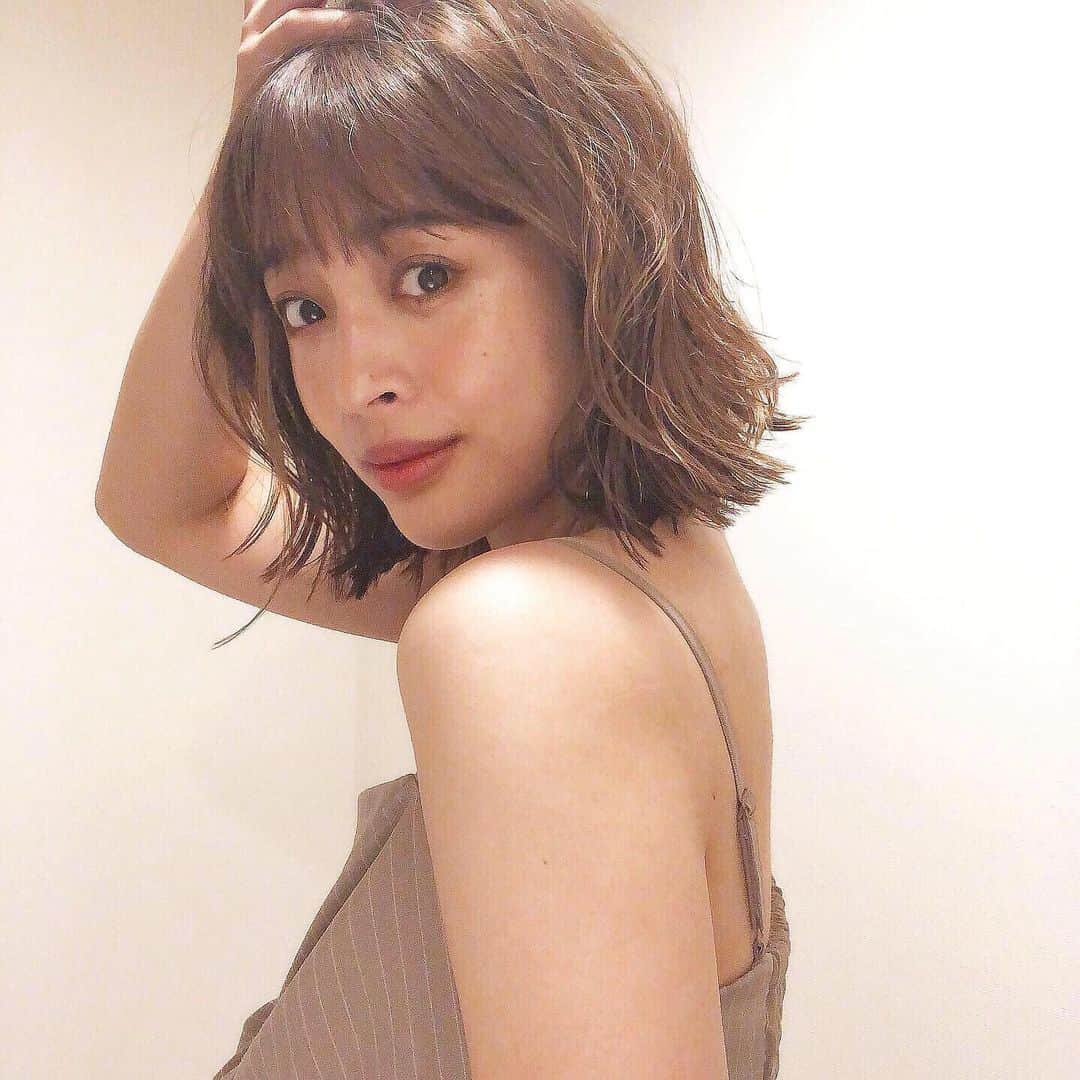 神部美咲さんのインスタグラム写真 - (神部美咲Instagram)「どうやら私は髪を伸ばすってことができないらしい☺️❤️ そして落ち着くのはこの長さらしい。 とある撮影に向けて。。😎✂︎ #ボブ」6月30日 17時22分 - jimbu_misaki