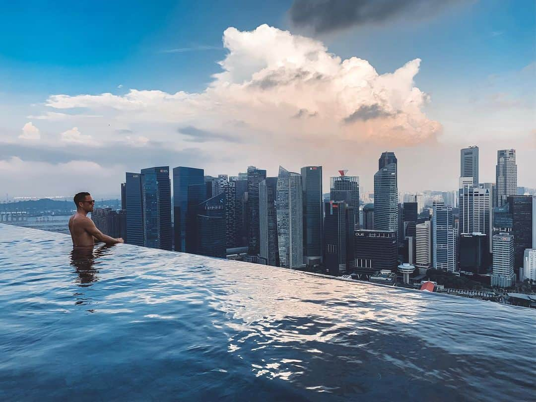 ギルフィ・シグルズソンさんのインスタグラム写真 - (ギルフィ・シグルズソンInstagram)「Marina Bay Sands 🏊🏽‍♂️」6月30日 17時23分 - gylfisig23