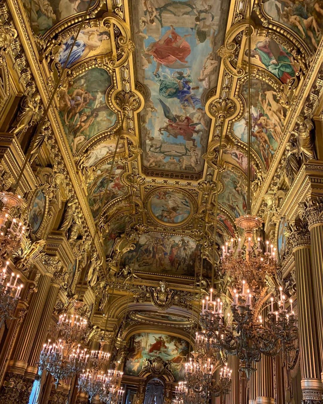 浅井香葉子さんのインスタグラム写真 - (浅井香葉子Instagram)「パリ・オペラ座✨ 足を踏み入れたとたん その芸術的な建物に 胸が熱くなった♡ . この壮大な空間に 飲み込まれない存在感を放つ ウォーキング . 世界観ウォーキングと題しながら お伝えしてきました👠 . 「ステージに現れた途端、空気が変わった」 「琴線に触れるウォーキング」 と嬉しい感想も頂けました♡ . 今回は、ショーの立ち位置確認に 時間を要したので 今度はじっくり見に行きたい✨ . ーーーー👠ーーーーー﻿ 在り方・歩き方・美しい動きの魅せ方」で﻿ あなたの存在そのものを輝きにする﻿ ﻿「Life Shift Walking」﻿﻿ ﻿ 7/21 美脚塾Vol.1 ﻿ 「歩き方&フットケア」﻿ 満席🈵→増席→🈵﻿ ﻿ キャンセル待ちは﻿ @asaikayokoハイライトの「美脚塾」から﻿ https://amba.to/2RHbs46﻿ ﻿ ﻿ 👠レッスンのご依頼は @asaikayoko ﻿ プロフィールURLから・またはDM下さい﻿ ﻿ 👠公式LINE@﻿でレッスン優先案内 https://line.me/R/ti/p/%40asaikayokoworld﻿﻿﻿ またはID検索@asaikayokoworld﻿ . #japanesegirl #paris #japanart #happykimonoproject #撮影会 #ポージング #photoshoot #model #japanesemodel #旅女 #海外撮影 #tabijo #海外旅行 #tabijo_paris #ファッションショー #ランウェイ #パリオペラ座 #ウォーキング講師 #ウォーキング講師浅井香葉子 #ライフシフトウォーキング #浅井香葉子 #世界観ウォーキング #世界観」6月30日 17時33分 - asaikayoko