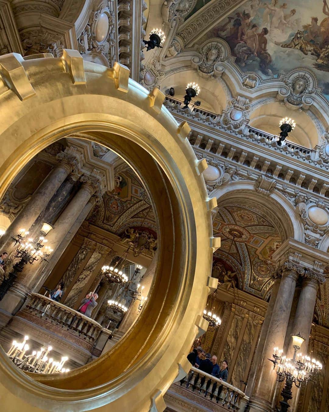 浅井香葉子さんのインスタグラム写真 - (浅井香葉子Instagram)「パリ・オペラ座✨ 足を踏み入れたとたん その芸術的な建物に 胸が熱くなった♡ . この壮大な空間に 飲み込まれない存在感を放つ ウォーキング . 世界観ウォーキングと題しながら お伝えしてきました👠 . 「ステージに現れた途端、空気が変わった」 「琴線に触れるウォーキング」 と嬉しい感想も頂けました♡ . 今回は、ショーの立ち位置確認に 時間を要したので 今度はじっくり見に行きたい✨ . ーーーー👠ーーーーー﻿ 在り方・歩き方・美しい動きの魅せ方」で﻿ あなたの存在そのものを輝きにする﻿ ﻿「Life Shift Walking」﻿﻿ ﻿ 7/21 美脚塾Vol.1 ﻿ 「歩き方&フットケア」﻿ 満席🈵→増席→🈵﻿ ﻿ キャンセル待ちは﻿ @asaikayokoハイライトの「美脚塾」から﻿ https://amba.to/2RHbs46﻿ ﻿ ﻿ 👠レッスンのご依頼は @asaikayoko ﻿ プロフィールURLから・またはDM下さい﻿ ﻿ 👠公式LINE@﻿でレッスン優先案内 https://line.me/R/ti/p/%40asaikayokoworld﻿﻿﻿ またはID検索@asaikayokoworld﻿ . #japanesegirl #paris #japanart #happykimonoproject #撮影会 #ポージング #photoshoot #model #japanesemodel #旅女 #海外撮影 #tabijo #海外旅行 #tabijo_paris #ファッションショー #ランウェイ #パリオペラ座 #ウォーキング講師 #ウォーキング講師浅井香葉子 #ライフシフトウォーキング #浅井香葉子 #世界観ウォーキング #世界観」6月30日 17時33分 - asaikayoko