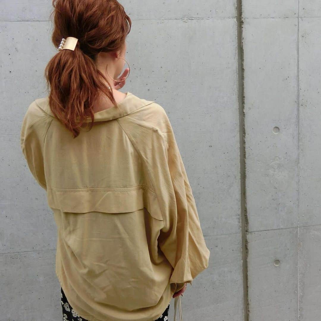 土田瑠美さんのインスタグラム写真 - (土田瑠美Instagram)「お尻まで隠れる、ゆるっとしたシャツが最近好き  毎日雨でビーサンも大活躍する季節。」6月30日 17時27分 - ru0711