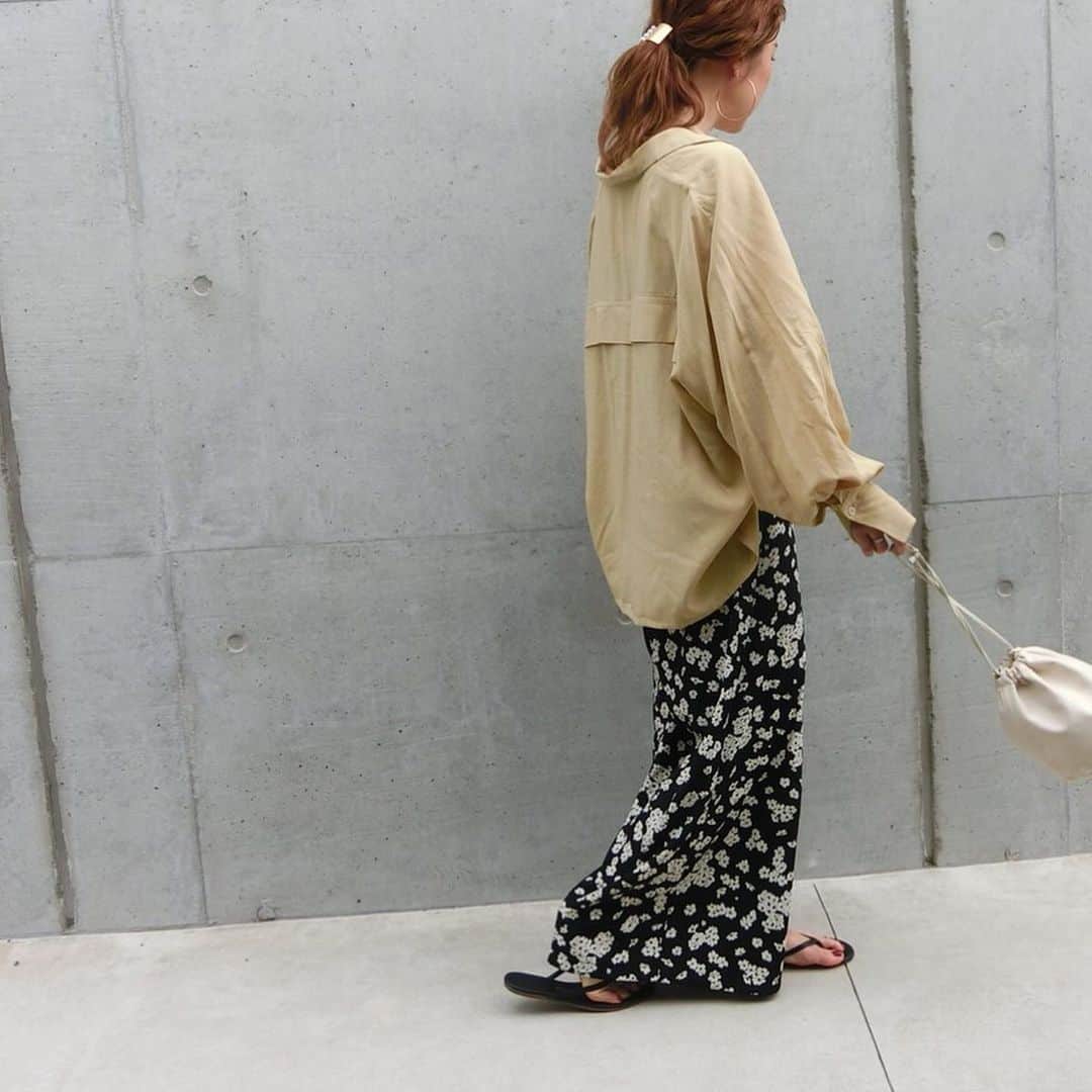 土田瑠美さんのインスタグラム写真 - (土田瑠美Instagram)「お尻まで隠れる、ゆるっとしたシャツが最近好き  毎日雨でビーサンも大活躍する季節。」6月30日 17時27分 - ru0711