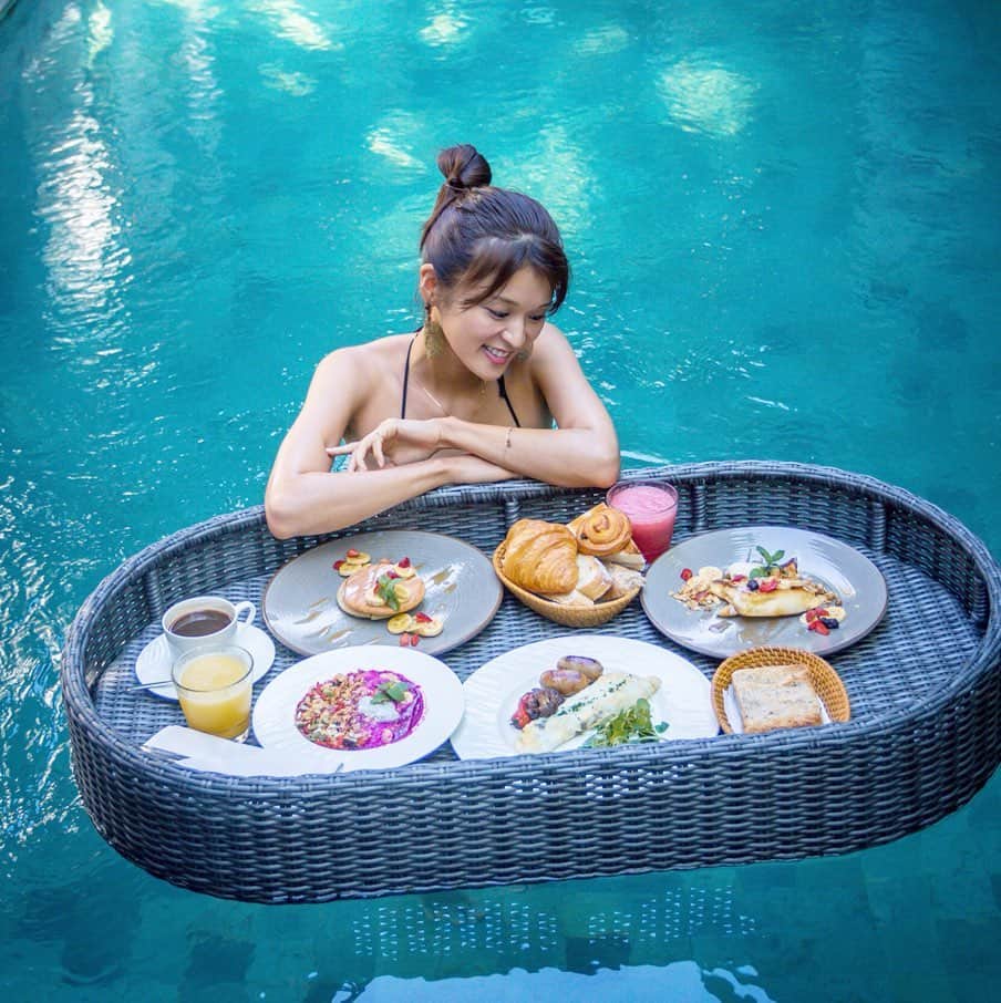 東野佑美さんのインスタグラム写真 - (東野佑美Instagram)「Floating breakfast 😋🍽 . スワイプしてね☞☞☞ やってみたかったやつ🥺🤣💓 . . #bali #trip #morning #floatingbreakfast #instagood #東野佑美」6月30日 17時27分 - yumi.higashino