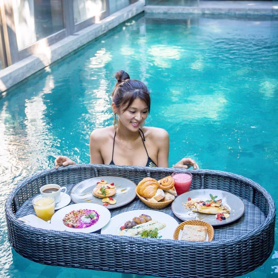 東野佑美さんのインスタグラム写真 - (東野佑美Instagram)「Floating breakfast 😋🍽 . スワイプしてね☞☞☞ やってみたかったやつ🥺🤣💓 . . #bali #trip #morning #floatingbreakfast #instagood #東野佑美」6月30日 17時27分 - yumi.higashino