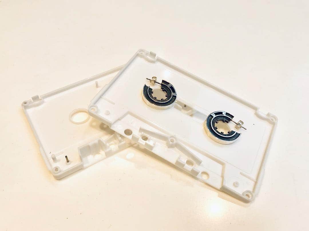 ジャムホームメイドさんのインスタグラム写真 - (ジャムホームメイドInstagram)「【NEW ARRIVAL】2019 A/W COLLECTION ＜VAPORWAVE＞ 2010年代初頭に生まれた音楽ジャンルからインスパイアされたコレクションが登場。  CASSETE TAPE HUB PIERCE  カセットテープをモチーフに、テープを巻き取るハブの部分をピアスにデザイン。  #vaporwave #dolphin #cassette  #jamhomemade_shop #jamhomemade #silver #accessories #jewelry #fashion #japan #tokyo #harajuku #sendagaya #ring #necklace #bracelet #pierce #wallet #watch #bag #gift #ジャムホームメイド」6月30日 17時28分 - jamhomemade_shop