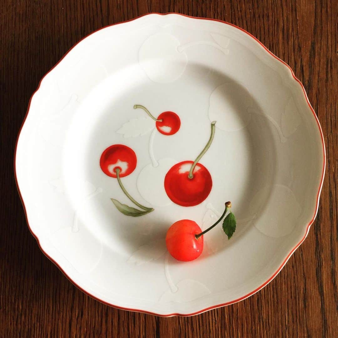 おおたうにさんのインスタグラム写真 - (おおたうにInstagram)「葉っぱ付きのかわいこちゃん🍒がいたので、お皿に載せて撮影会。青い女性のお皿は、父のアフリカ土産です。 #今日のおやつ #cherry #fruits #yummy」6月30日 17時28分 - outa_uni