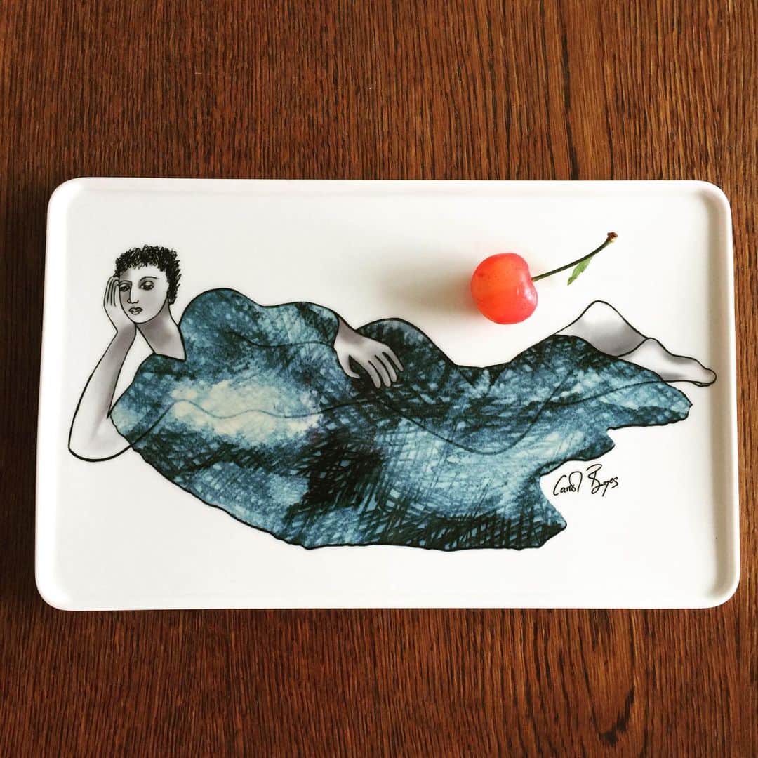 おおたうにさんのインスタグラム写真 - (おおたうにInstagram)「葉っぱ付きのかわいこちゃん🍒がいたので、お皿に載せて撮影会。青い女性のお皿は、父のアフリカ土産です。 #今日のおやつ #cherry #fruits #yummy」6月30日 17時28分 - outa_uni