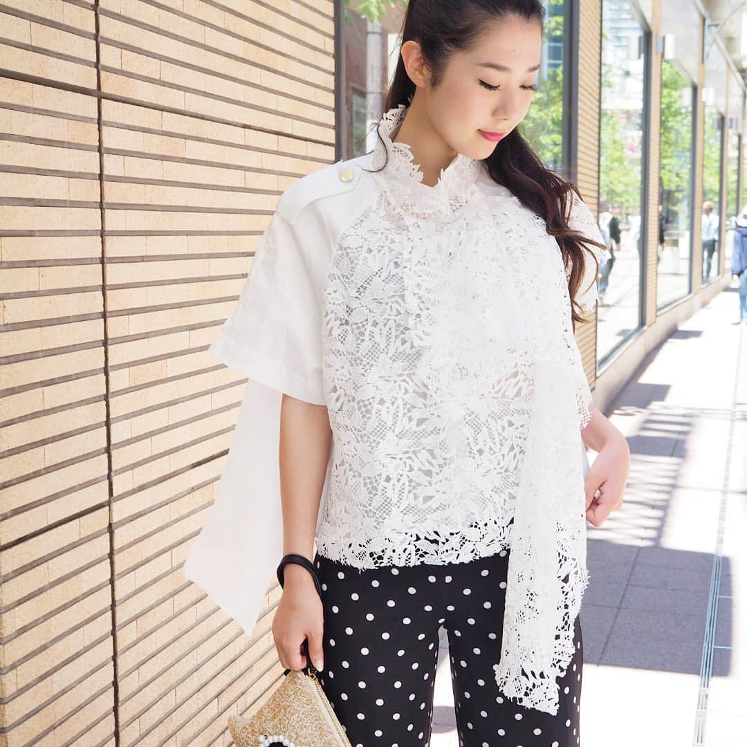 EST osaka-umedaさんのインスタグラム写真 - (EST osaka-umedaInstagram)「フェミニンな印象のドット柄パンツは、デザイン性のあるトップスを合わせると一気にモード感UP◎ 風になびくレースや、パンツのワイドなシルエットが、リラックスムードを漂わせます。 個性的なクラッチバッグがコーディネートのポイントに。 ・ ・ ・ ・ ■レースミリタリーブラウス カラー：navy、green、white(着用色) ■ドットハイウエストパンツ カラー：One color ■フェイスクラッチバッグ カラー：One color ・ ナルシス TEL：06-6377-2225 ・  @narcissus_official #エスト #梅田エスト #梅田est #umedaest #ナルシス #narcissus #ナルシスjapan #梅田 #umeda #大阪 #osaka #오사카 #関西 #kansai #간사이 #關西 #关西 #ショッピング #おしゃれな人と繋がりたい #おしゃれ好きな人と繋がりたい #おしゃれ好き #ファッション部 #レースブラウス #白ブラウス #レーストップス #レース #ドットパンツ #ワイドパンツ #クラッチバッグ #夏コーデ」6月30日 17時31分 - est_umeda