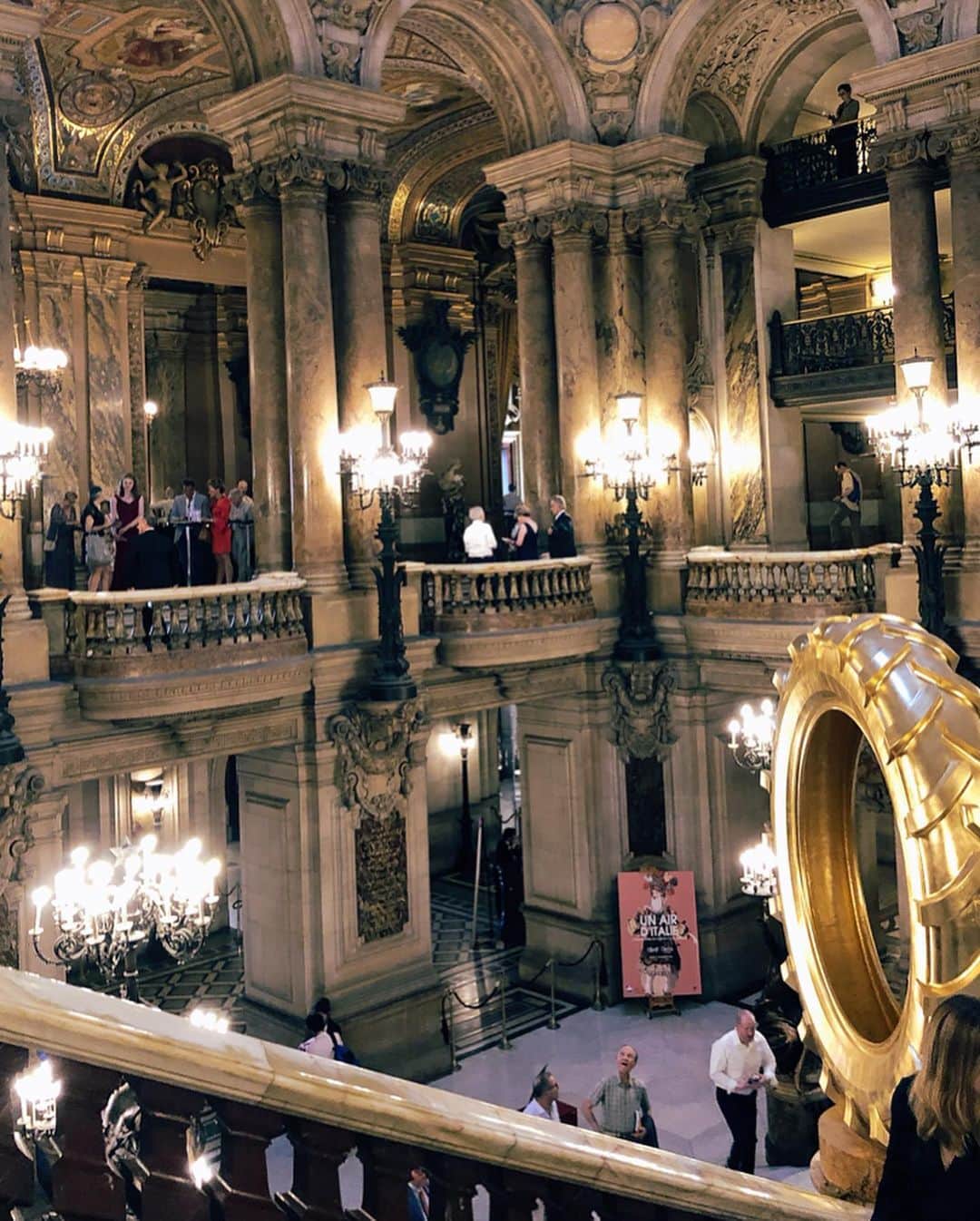 梅谷安里さんのインスタグラム写真 - (梅谷安里Instagram)「🌹🌹🌹 外観も内観も素晴らしすぎて いつ見てもうっとりするオペラ座。 昨夜はオペラ鑑賞してきたよ🌹 英語字幕があったから分かりやすかった😊 ・ ・ #dongiovanni#opera  #operagarnier#オペラ座  #paris#france#🇫🇷 #パリ#あん旅#フランス」6月30日 17時42分 - anriworld