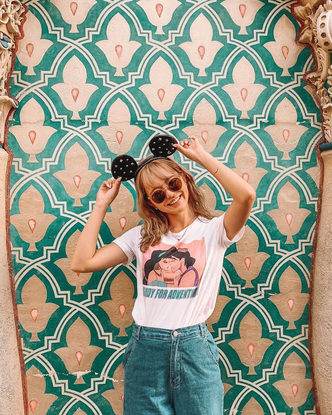 のインスタグラム：「ㅤㅤㅤㅤㅤㅤㅤㅤㅤㅤㅤㅤㅤ Aladdin wall💠🏵 ㅤㅤㅤㅤㅤㅤㅤㅤㅤㅤㅤㅤㅤ ここの壁かわいいよね♡ アラジンってかんじ🧞‍♂️ ㅤㅤㅤㅤㅤㅤㅤㅤㅤㅤㅤㅤㅤ Tシャツもアラジンの💜 ㅤㅤㅤㅤㅤㅤㅤㅤㅤㅤㅤㅤㅤ まだ映画のアラジン見れてないぃ アラジンは見たくて飛行機の映画に ないかなーって期待してたけど なかったなあ(笑) ㅤㅤㅤㅤㅤㅤㅤㅤㅤㅤㅤㅤㅤ 24時間移動してんのに1本も映画 見てないや、、(笑) ㅤㅤㅤㅤㅤㅤㅤㅤㅤㅤㅤㅤㅤ アラジン好きな人はぜひぜひ インドに行ってみてほしい🕌🌴(笑) こーゆー雰囲気好きだったら インド絶対すき！(笑) ㅤㅤㅤㅤㅤㅤㅤㅤㅤㅤㅤㅤㅤ ――――――――――――― ㅤㅤㅤㅤㅤㅤㅤㅤㅤㅤㅤㅤㅤ ㅤㅤㅤㅤㅤㅤㅤㅤㅤㅤㅤㅤㅤ 🗺 #日本 #japan  ㅤㅤㅤㅤㅤㅤㅤㅤㅤㅤㅤㅤㅤ 📍#TDS #tokyodisneysea #ディズニーシー  ㅤㅤㅤㅤㅤㅤㅤㅤㅤㅤㅤㅤㅤ ――――――――――――― ㅤㅤㅤㅤㅤㅤㅤㅤㅤㅤㅤㅤㅤ」