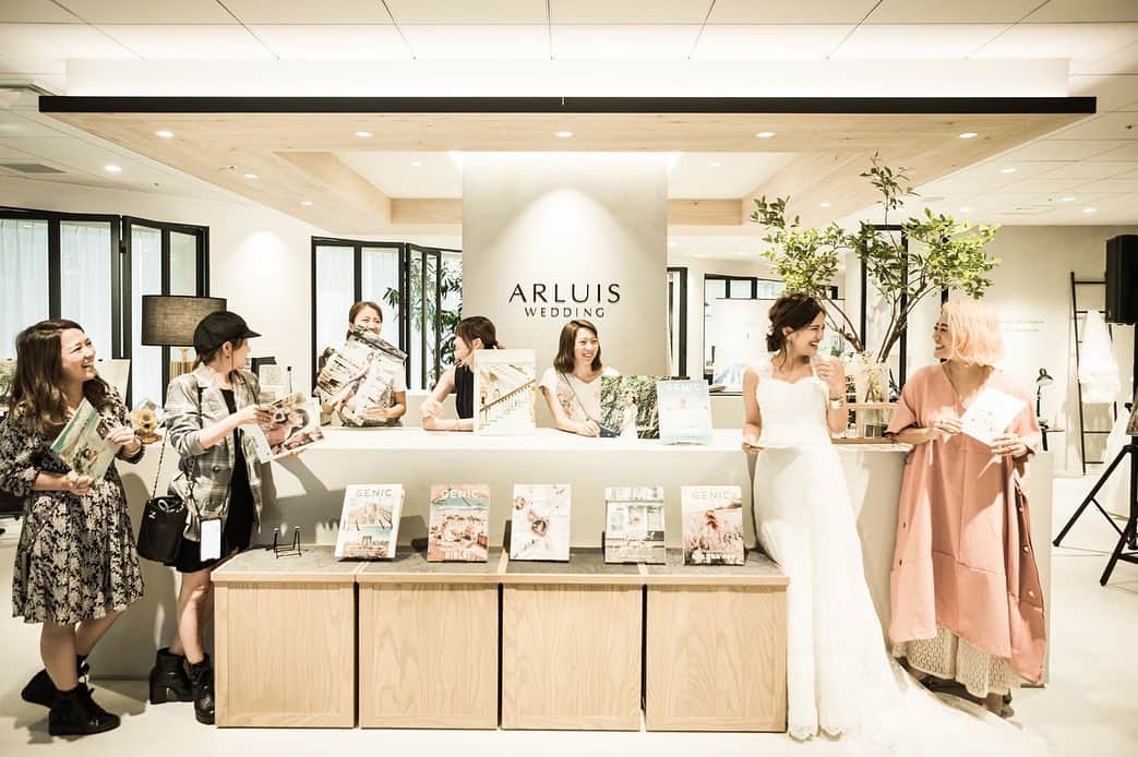 ARLUIS WEDDINGさんのインスタグラム写真 - (ARLUIS WEDDINGInstagram)「. \\ GENIC × ARLUISWEDDING ﻿ // . 2019.6.29 (Sat)に アールイズ 新宿本店にてイベントを開催しました🌺 当日の様子を公開します⁂* >>> @genic_mag . . 雑誌GENICのハワイウエディング特集で モデルを務めたプロトラベラー® ERIKO (@eriko_s2 )さんによる、﻿ "花嫁の撮られ方の極意"をレクチャーするトークショー！ GENIC編集部による コラージュ加工のワークショップを盛り込んだ、 プレ花嫁・プレプレ花嫁向けの スペシャルイベントでした♡♥ . ---------- . アールイズウエディングでは、 結婚式当日はもちろん、 おふたりのリゾートステイをご提案♥ 風までも、思い出になるリゾートウェディングを。 . ---------- #アールイズウエディング  #arluiswedding のハッシュタグをつけて、  結婚式当日のお写真や 現地での様子を投稿・発信してくださいね✈  公式IGでリグラムさせていただきます✨ >>> @arluiswedding . ̶̶̶̶̶̶ ---------- . #アールイズウェディング  #アールイズウエディング #arluiswedding . #モアナチャペル  #moanachapel  #themoanachapel  #resortwedding  #beachwedding  #モアナサーフライダー  #海外ウェディング  #リゾートウエディング  #ハワイウエディング  #ハワイ挙式 #ワイキキウェディング #waikikiwedding . #Hawaii #ハワイ #ハワイホテル #ハワイ旅行 #hawaiitrip  #ホテルステイ #hotel . #ウェディングドレス  #プレ花嫁#結婚式 #家族婚 #卒花  #結婚式の思い出にひたる会」6月30日 17時38分 - arluiswedding