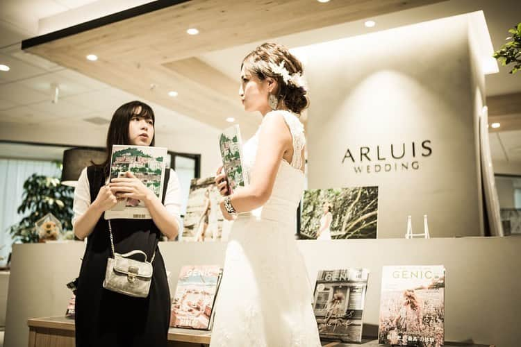 ARLUIS WEDDINGさんのインスタグラム写真 - (ARLUIS WEDDINGInstagram)「. \\ GENIC × ARLUISWEDDING ﻿ // . 2019.6.29 (Sat)に アールイズ 新宿本店にてイベントを開催しました🌺 当日の様子を公開します⁂* >>> @genic_mag . . 雑誌GENICのハワイウエディング特集で モデルを務めたプロトラベラー® ERIKO (@eriko_s2 )さんによる、﻿ "花嫁の撮られ方の極意"をレクチャーするトークショー！ GENIC編集部による コラージュ加工のワークショップを盛り込んだ、 プレ花嫁・プレプレ花嫁向けの スペシャルイベントでした♡♥ . ---------- . アールイズウエディングでは、 結婚式当日はもちろん、 おふたりのリゾートステイをご提案♥ 風までも、思い出になるリゾートウェディングを。 . ---------- #アールイズウエディング  #arluiswedding のハッシュタグをつけて、  結婚式当日のお写真や 現地での様子を投稿・発信してくださいね✈  公式IGでリグラムさせていただきます✨ >>> @arluiswedding . ̶̶̶̶̶̶ ---------- . #アールイズウェディング  #アールイズウエディング #arluiswedding . #モアナチャペル  #moanachapel  #themoanachapel  #resortwedding  #beachwedding  #モアナサーフライダー  #海外ウェディング  #リゾートウエディング  #ハワイウエディング  #ハワイ挙式 #ワイキキウェディング #waikikiwedding . #Hawaii #ハワイ #ハワイホテル #ハワイ旅行 #hawaiitrip  #ホテルステイ #hotel . #ウェディングドレス  #プレ花嫁#結婚式 #家族婚 #卒花  #結婚式の思い出にひたる会」6月30日 17時38分 - arluiswedding