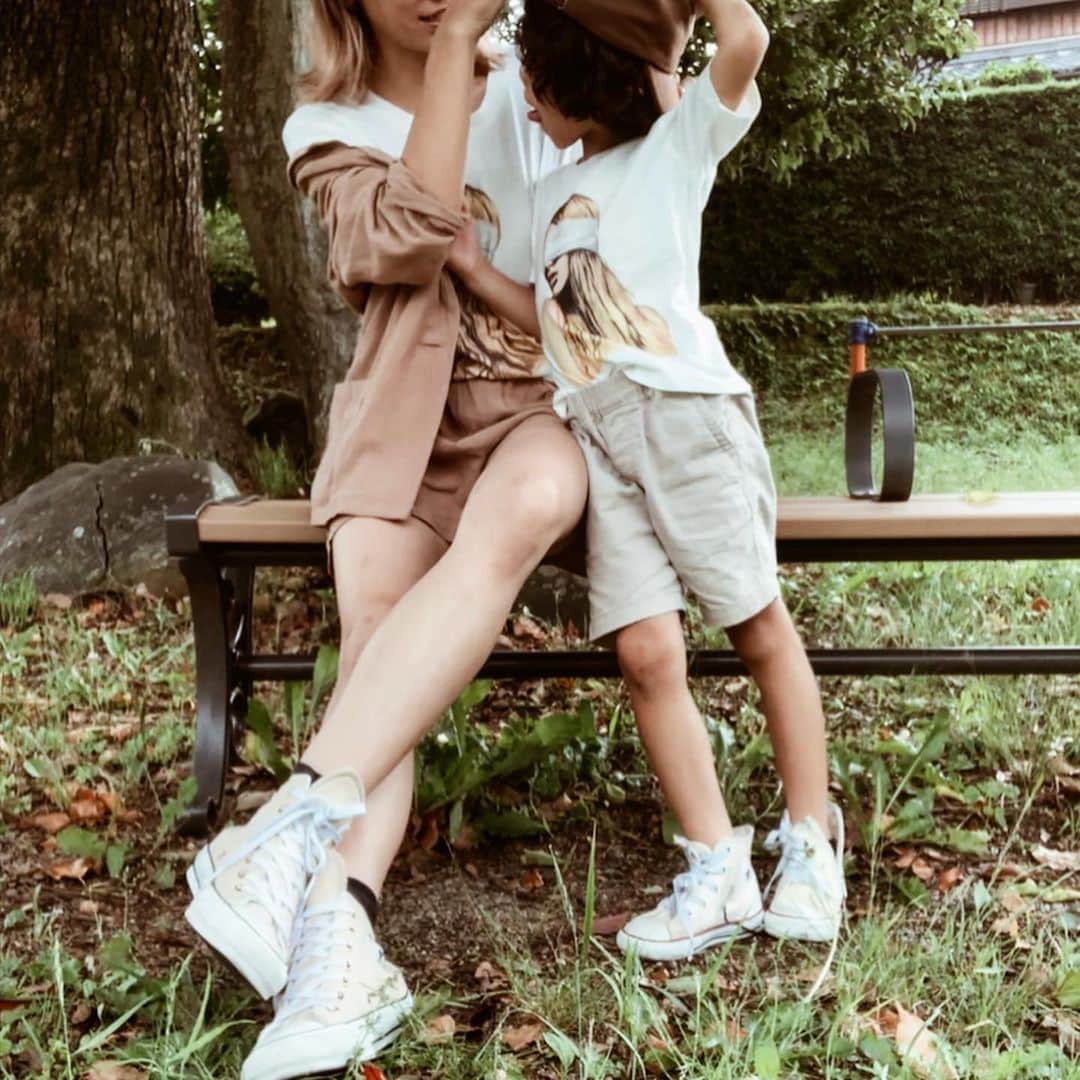 Erikaさんのインスタグラム写真 - (ErikaInstagram)「@buggylab × @donobanweb ︰ ︰  POPÜP で 見て、 kidsサイズがかわいすぎて、リンク♡ . . 👦🏻がママとオソロで喜んでた♡♡ˡºᵛᵉ  調子乗って、3枚目のポージング🤣笑⃝ に、 後ろのロゴもかわいい😩♥️ 👦🏻サイズ大きくなってくると、リンクコーデ しやすいから嬉しい(♡)←今だけよな😭 . ︰ . Webでも販売開始してるので check ☺︎✓ ┈┈┈┈┈┈┈┈┈┈ #buggy#donoban#donoban1982 #ドノバン#バギー#コラボTシャツ#コラボ#リンク#親子リンク#オソロコーデ#親子コーデ#リンクコーデ#ベージュコーデ #バックプリント#バックロゴ#ママコーデ#男の子コーデ#mamagirl #mamari#mamanoko#locari #ponte_fashion #mineby3mootd #ママガール#夏コーデ」6月30日 8時43分 - 911erika