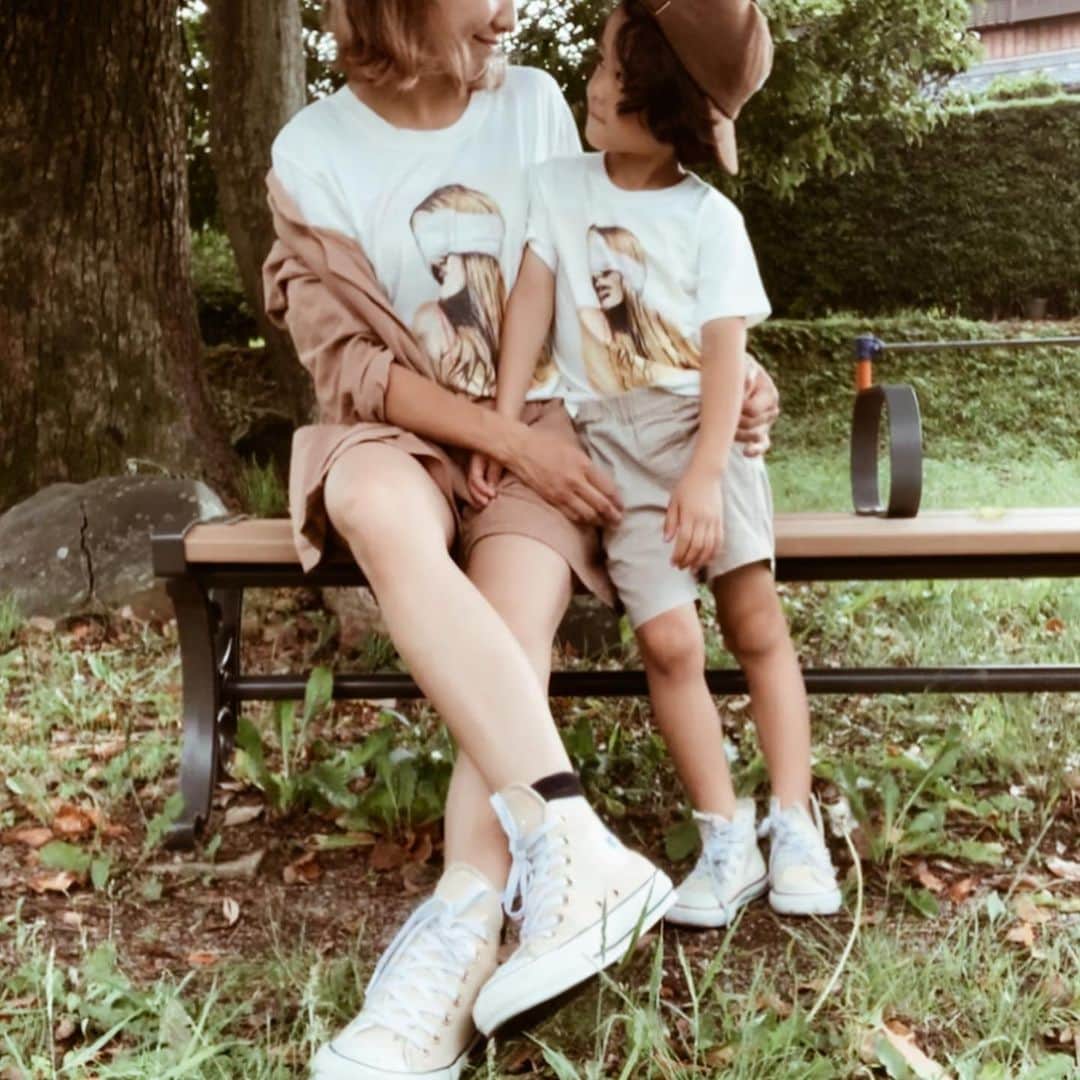 Erikaさんのインスタグラム写真 - (ErikaInstagram)「@buggylab × @donobanweb ︰ ︰  POPÜP で 見て、 kidsサイズがかわいすぎて、リンク♡ . . 👦🏻がママとオソロで喜んでた♡♡ˡºᵛᵉ  調子乗って、3枚目のポージング🤣笑⃝ に、 後ろのロゴもかわいい😩♥️ 👦🏻サイズ大きくなってくると、リンクコーデ しやすいから嬉しい(♡)←今だけよな😭 . ︰ . Webでも販売開始してるので check ☺︎✓ ┈┈┈┈┈┈┈┈┈┈ #buggy#donoban#donoban1982 #ドノバン#バギー#コラボTシャツ#コラボ#リンク#親子リンク#オソロコーデ#親子コーデ#リンクコーデ#ベージュコーデ #バックプリント#バックロゴ#ママコーデ#男の子コーデ#mamagirl #mamari#mamanoko#locari #ponte_fashion #mineby3mootd #ママガール#夏コーデ」6月30日 8時43分 - 911erika