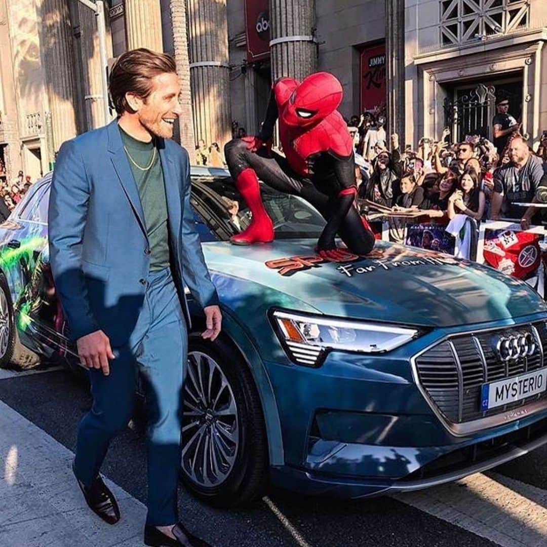 ジェイク・ジレンホールのインスタグラム：「Find someone who looks at you the way Spider-Man looks at me. #spidermanfarfromhome」