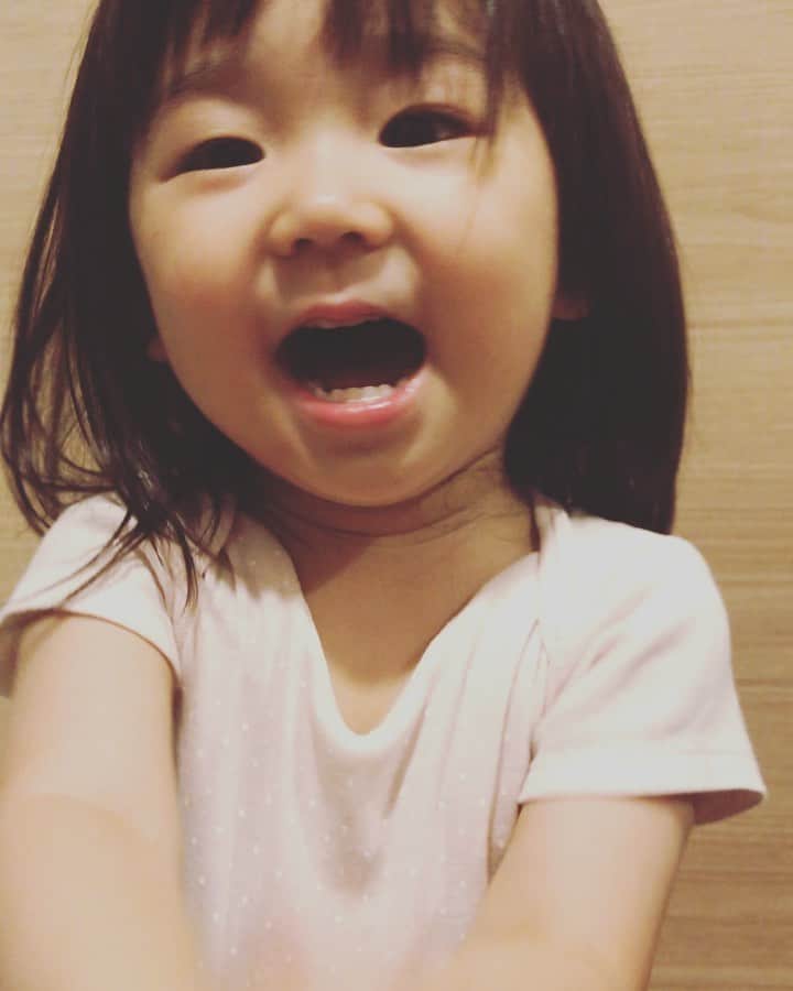 Yuka Maeda ::manicurelistのインスタグラム：「ちょうちょうう ちょうちょううーーー と、江戸時代みたいにすごく丁寧に歌いはります（笑）  #お家ではめっきり肌着姿 #ついに寝る時のクーラーデビューしてしまった #最近一緒に歌ってとせがまれる #お歌が好きな人 #家と自転車は歌ってるか寝てる #お尻が好き #後ろ姿のフォルムがすき #足短い #動画撮り始めたら気づかれた #スマホが好き #タブレットも好き #2歳児 #2歳児ママ #girl」