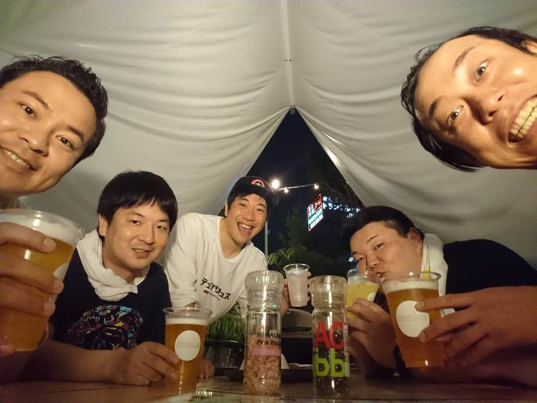 カバのインスタグラム：「おはようございます！ 昨日はよしもと西梅田、沢山のお客様ありがとうございました！夜は高井さんにジャングルナンバに連れてって頂きました！街のど真ん中でBBQが出来る楽しいお店でした！ありがとうございました！最後はスタッフさんと記念に😊  本日も3回公演、諸見里リーダー新喜劇を是非見に来て下さい！宜しくお願いしますー！🙆‍♂️✨ . #吉本新喜劇 #よしもと西梅田劇場 #諸見里大介 #街のど真ん中でBBQ #ジャングルナンバ #スタッフさん最高 #奥重さん #お誕生日 #おめカバちゃんでございます #また明日も頑張ります」