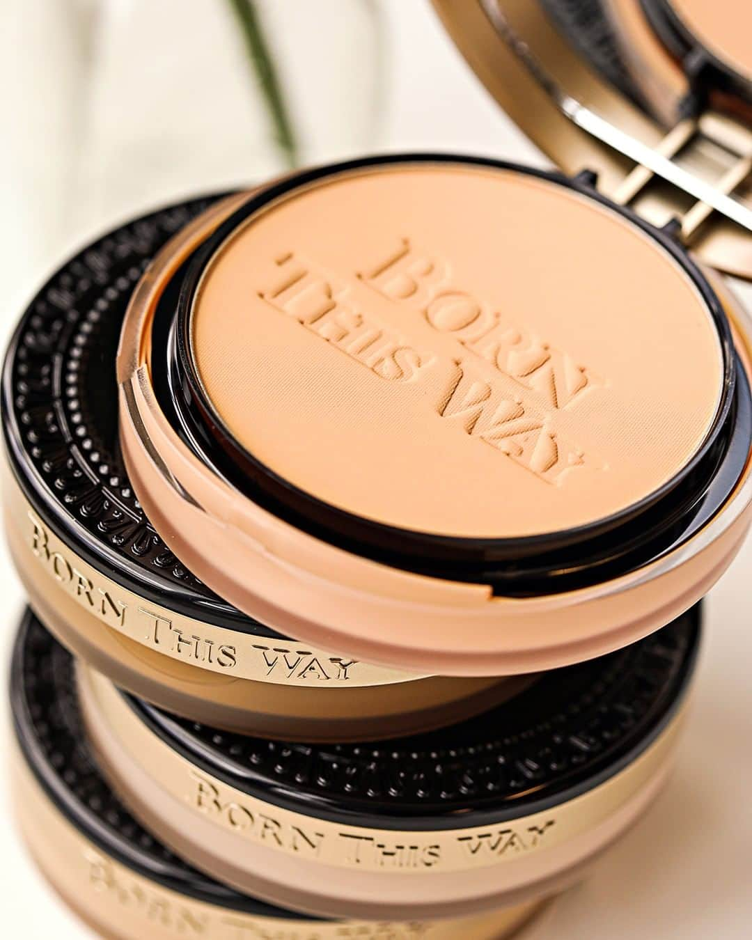 Too Facedさんのインスタグラム写真 - (Too FacedInstagram)「Perfection on the go! 😉 Get full coverage in SECONDS with our Born This Way Powder Foundation - available in 25 shades! ✨ #tfbornthisway #toofaced」6月30日 9時00分 - toofaced