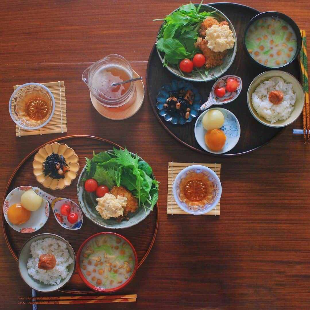 Kaori from Japanese Kitchenさんのインスタグラム写真 - (Kaori from Japanese KitchenInstagram)「2019.6.30 Sun ジム前の遅い朝ごはん。 ＊＊＊ Good morning! Yesterday’s Japanese breakfast:Baked rice w/ pickled plum, miso soup, fried chicken w/ smokey-flavored tartars, green salad, cherry tomato, simmered hijiki seaweed, pumpkin and potato salty cakes, and Japanese cherries. ・ おはようございます。 昨日の朝ごはんで失礼します。 ジム前ということでタンパク質摂取。 朝からミニサイズのチキン南蛮でした。 いぶりがっこを入れた卵サラダを タルタル代わりにしたら超絶美味。 前作った時にレシピのDMを いくつかいただいたので書きました。 メモをスクショしただけですが スワイプして見てもらえたら嬉しいです。 薬膳走り書きは梅干し。 ごはんの最初に食べると酸っぱさで目が覚めますね。 ごちそうさまでした。 ・ 📝薬膳走り書き📝 梅干し:三毒（食べ物・水・血の毒）を絶つと言われる。梅干しに含まれるクエン酸がエネルギー代謝に関わり、疲労物質を外に排出する働きがある。胃腸の働きや水分代謝を整えるので、食欲が出て、体の疲れや夏バテ、風邪気味の時などによい。 ・ 【おしながき】 梅干しごはん なめこと壬生菜のお味噌汁 @sakanotochu ミニチキン南蛮トベビーリーフ 豆とひじきの煮物 かぼちゃもちとじゃがいももち さくらんぼ 酸梅湯 ソーダ割り @yakuzenshop ・ 今日で6月最後ということは一年も半分終わってしまったということですね…本当にあっという間でした。手術に療養と、体調に悩まされた半年。生活改善の効果が出てきているところで、残りの半年も引き続き体調万全で過ごしたいです。健康一番。 では今から朝ヨガ行ってきます。良い日曜を☺︎ ・ #japanesefood #washoku #breakfast #おうちごはんlover #朝ごはん #おうちごはん #早餐 #아침밥 #ふたりごはん #薬膳 #うつわ #フーディーテーブル #和食器 #小澤基晴 #comidajaponesa #一汁三菜 #いぶりがっこ #家庭料理 #instalove」6月30日 9時01分 - coco_kontasu