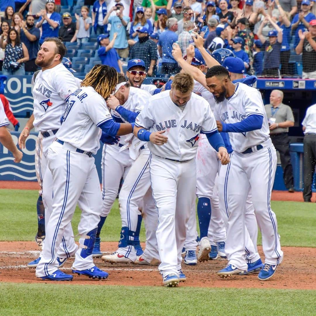 トロント・ブルージェイズさんのインスタグラム写真 - (トロント・ブルージェイズInstagram)「The best way to cool off on a hot day 😎 #Walkoff | #LetsGoBlueJays」6月30日 9時02分 - bluejays