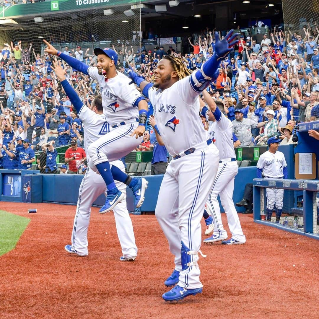 トロント・ブルージェイズさんのインスタグラム写真 - (トロント・ブルージェイズInstagram)「The best way to cool off on a hot day 😎 #Walkoff | #LetsGoBlueJays」6月30日 9時02分 - bluejays