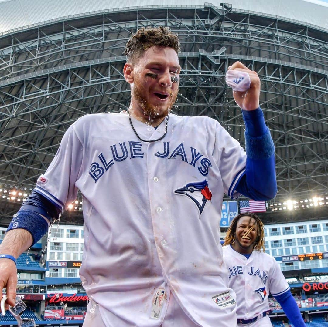 トロント・ブルージェイズさんのインスタグラム写真 - (トロント・ブルージェイズInstagram)「The best way to cool off on a hot day 😎 #Walkoff | #LetsGoBlueJays」6月30日 9時02分 - bluejays