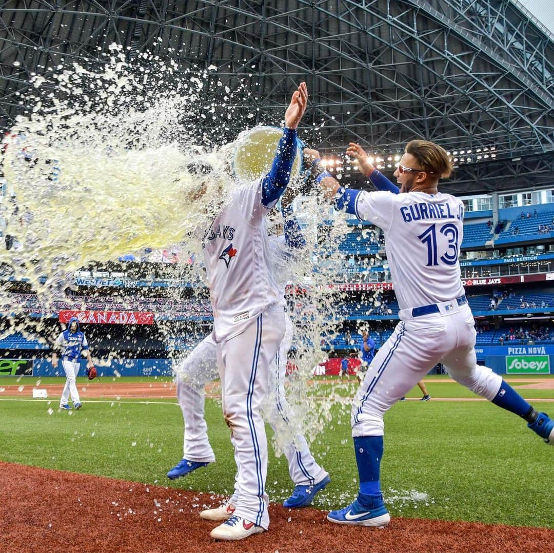 トロント・ブルージェイズさんのインスタグラム写真 - (トロント・ブルージェイズInstagram)「The best way to cool off on a hot day 😎 #Walkoff | #LetsGoBlueJays」6月30日 9時02分 - bluejays