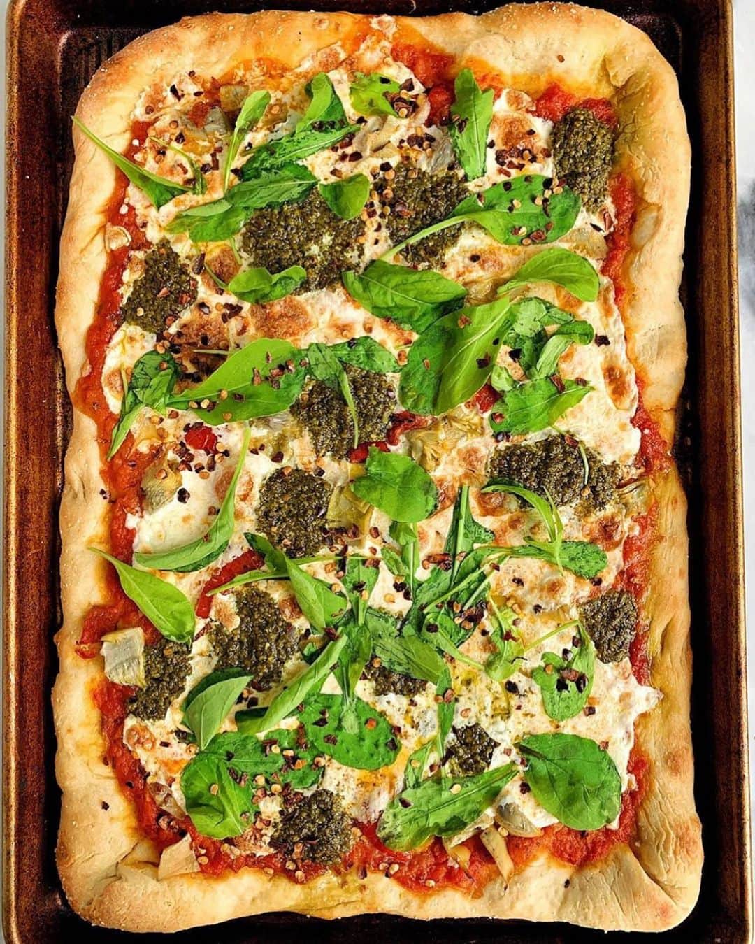 Whole Foods Marketさんのインスタグラム写真 - (Whole Foods MarketInstagram)「Consider this a sign that you should have pizza for dinner. 🍕 Loving @rachlmansfield’s homemade pizza topped with #local mozzarella, artichoke hearts, red pepper flakes, @gothamgreens pesto and arugula. Head over to her page for full recipe details. #sponsored」6月30日 9時10分 - wholefoods