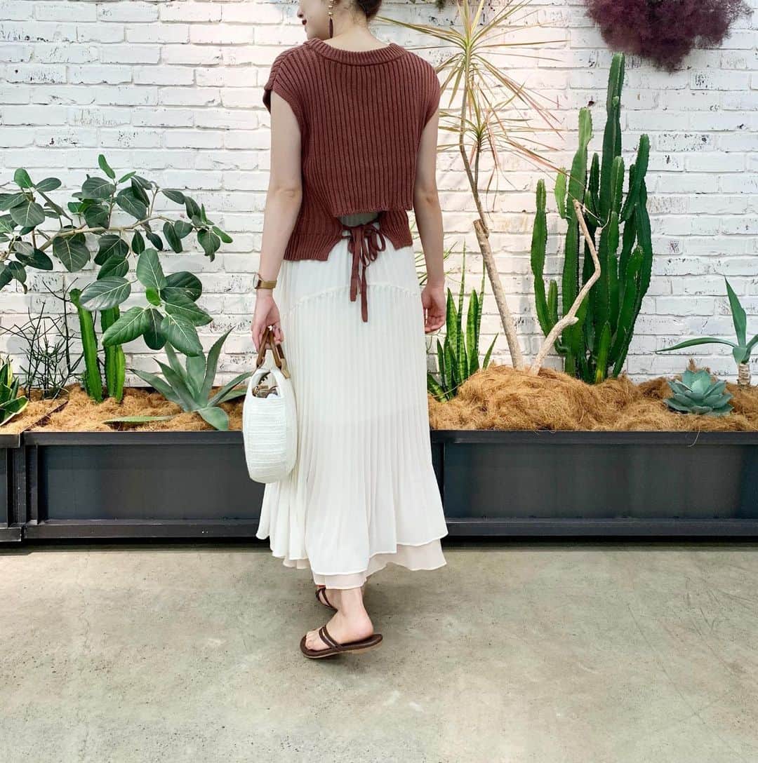 mina hinokuchiのインスタグラム：「. もうすぐ入荷のニットベストとイレヘムプリーツスカート🌱 backデザインがなんとも可愛い♡ フレンチスリーブだから腕も露出しすぎず着やすかったです！どんなボトムとも合いそう！❣️ . 今日の21:00〜久々にインスタLIVEします♡ 今日のLIVEは一昨日から発売が始まった【浴衣】をご紹介♪ ぜひcheckしてください🌻 #whoswhochico #salonbychico #salonbychico_yokohama #フーズフーチコ #横浜 #横浜ルミネ #mina_chicode」