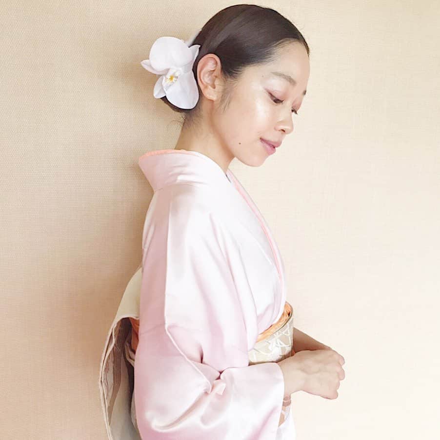 黒澤かなえさんのインスタグラム写真 - (黒澤かなえInstagram)「お宮参りヘア  ヘアには 神前挙式で使った胡蝶蘭を付けました。 またこんな形で付ける機会がくるなんて！ しかもあの時は妊婦で今は母。 なんだか感慨深いです。。。🤒 ．  着付け、ヘアは すべて母にお任せしました。 お着物は祖母から母へ、 そして母から受け継いだものです👘  鼻歌混じりで朝ヘアをしてくれた母 今日を楽しみにしててくれたみたいです  母が美容師で こうして節目節目でお支度してもらえて 本当にありがたい限りです🙏🏻 次はなんだろう？ まだまだ母にお支度してもらいたいな👘  #ヘア#着物#お宮参りヘア #胡蝶蘭#ピンク#お着物  #お宮参り#ご祈祷#息子#生後43日目 #新米ママ#新米パパ#男の子 #男の子ママ#里帰り出産 #スタジオ撮影」6月30日 9時27分 - k_kana