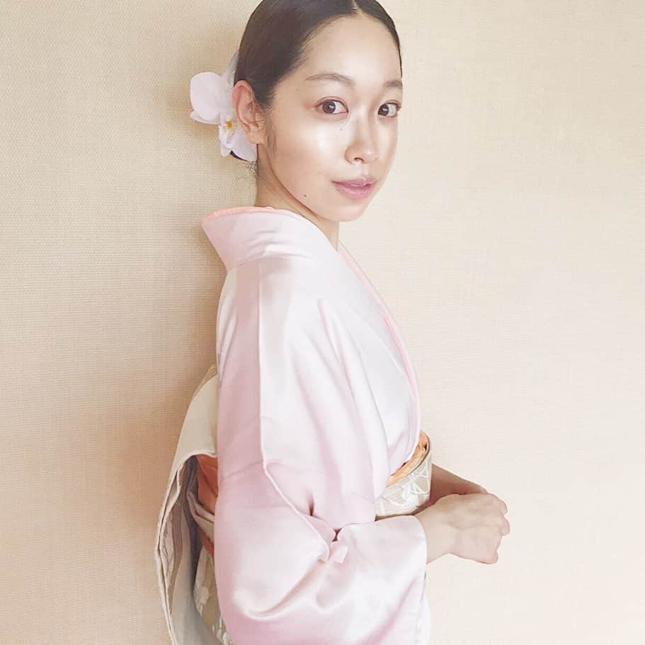 黒澤かなえさんのインスタグラム写真 - (黒澤かなえInstagram)「お宮参りヘア  ヘアには 神前挙式で使った胡蝶蘭を付けました。 またこんな形で付ける機会がくるなんて！ しかもあの時は妊婦で今は母。 なんだか感慨深いです。。。🤒 ．  着付け、ヘアは すべて母にお任せしました。 お着物は祖母から母へ、 そして母から受け継いだものです👘  鼻歌混じりで朝ヘアをしてくれた母 今日を楽しみにしててくれたみたいです  母が美容師で こうして節目節目でお支度してもらえて 本当にありがたい限りです🙏🏻 次はなんだろう？ まだまだ母にお支度してもらいたいな👘  #ヘア#着物#お宮参りヘア #胡蝶蘭#ピンク#お着物  #お宮参り#ご祈祷#息子#生後43日目 #新米ママ#新米パパ#男の子 #男の子ママ#里帰り出産 #スタジオ撮影」6月30日 9時27分 - k_kana