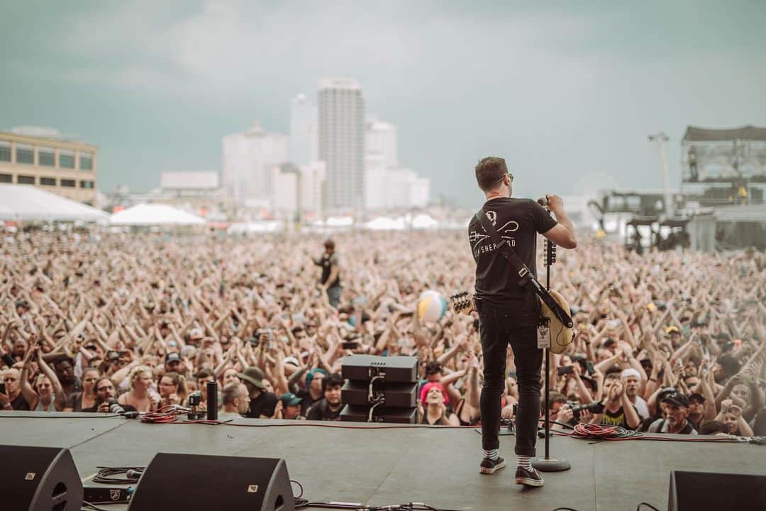 Simple Planさんのインスタグラム写真 - (Simple PlanInstagram)「This crowd!!! 😍😍😍🤯🤯🤯 Thank you Atlantic City @vanswarpedtour 🙌🏻🙌🏻🙌🏻 We’ll never forget how loud and insane this show was. 🤘🏻 📸: @tony_catalano」6月30日 9時28分 - simpleplan