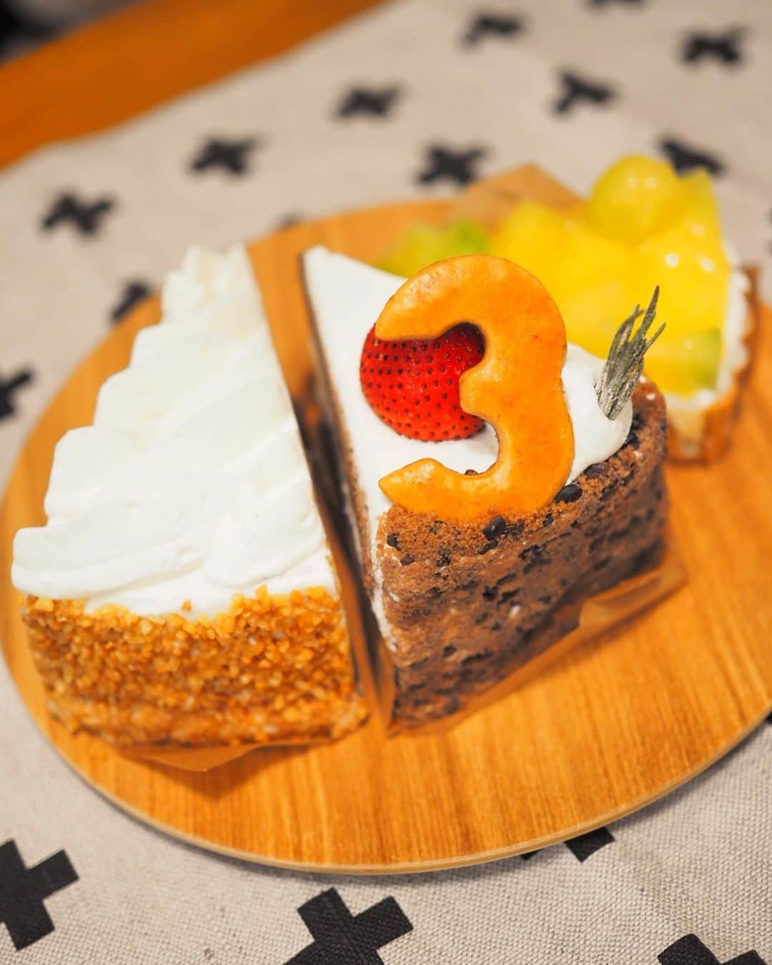 豆柴にこちゃんさんのインスタグラム写真 - (豆柴にこちゃんInstagram)「🐶🎂👱‍♂️退院５日目 おはよー にことパパの誕生日ケーキ。 にこ3歳、パパ43歳の「3」入り☺️ ※人間がおいしく頂きました😋 . 今年はにこも食が細いし、 パパも仕事で帰り遅いし 来週は私出張だしで これといった誕生日祝いできずなので せめてケーキだけでも🍰 . それに先月、豆ちゃんぽっちゃんが お祝いしてくれたから それが良い思い出に😍🎁 最後の3枚はその時の。 . 4枚目は恒例の撮影の裏側。 . #柴犬#豆柴#pecoいぬ部#犬#わんこ#犬#ここ柴部#shibainu#dog#mameshiba#pecotv#dog#いぬのきもち部#しばいぬ#しばけん#こいぬ#シバイヌ#いぬ#イヌ#赤柴#マメシバ#ペット#日本犬#子犬#puppy#doggo#pet#시바견#강아지#개」6月30日 9時30分 - nikochan.mame48