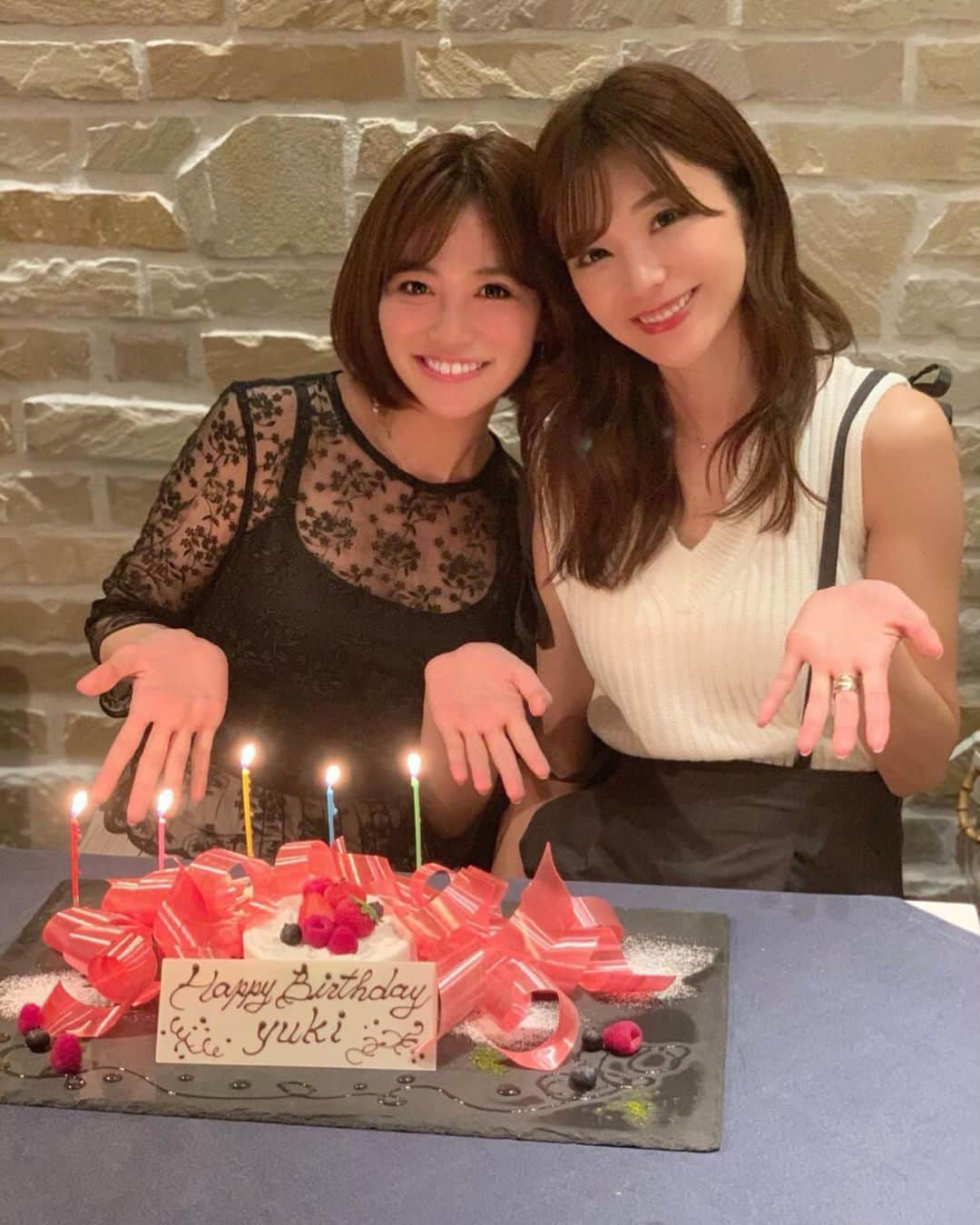 石井里奈さんのインスタグラム写真 - (石井里奈Instagram)「おはよん😚❤️ . 今日は大好きなゆきちゃんのお誕生日🌈🎂 . こないだ千春ちゃんと3人で六本木にあるイルブリオでお誕生日会をしてきたよ❤️ . 誕生日プレートが可愛すぎて感動っ🥺🥺❤️ . リボンは飴細工でできてて食べれるの😋💕🍭 . 喜んでくれてうれしかったな〜☺️❤️ . 友達思いでいつも真剣に向き合ってくれるゆきちゃんが大好き😘💕 . 最近リアルお姉ちゃんみたい☺️笑 . また旅行も沢山いこうね❤️らぶゆ . #ゆきりな #誕生日 #誕生日会 #誕生日プレート #誕生日ケーキ #happybirthday #hbd #birthday #イルブリオ #六本木ヒルズ #roppongi #六本木 #姉妹 #sisters #friends #love #twins #女子会 #birthdaycake #birthdaygirl #happy #smile #おめでとう #りなまるグルメ #ケーキ #sweet #スイーツ女子」6月30日 9時31分 - ri7tin1025