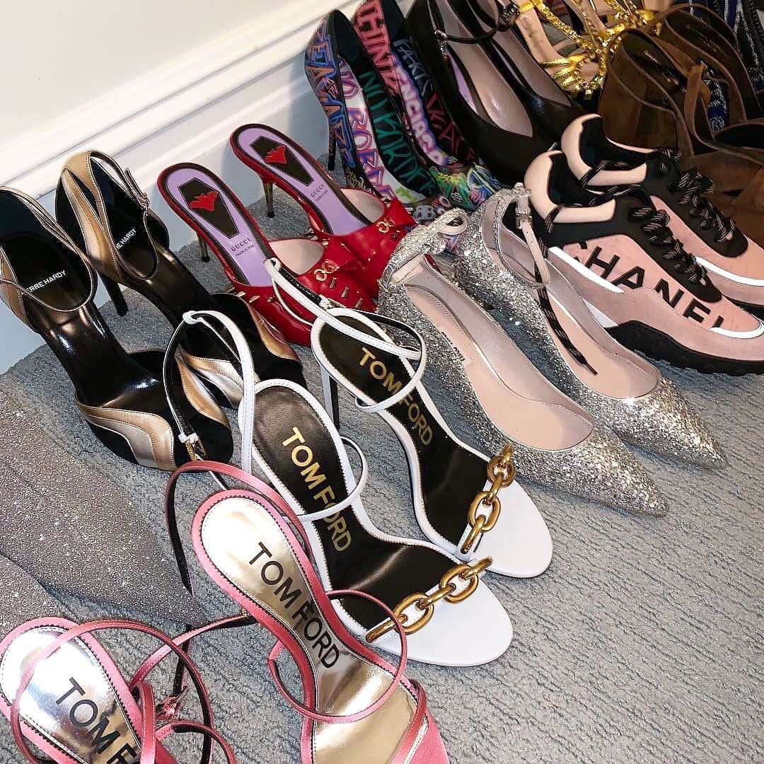 WHO WHAT WEARさんのインスタグラム写真 - (WHO WHAT WEARInstagram)「Pick one. 👠👡👟 photo: @jessicaminkoff」6月30日 9時45分 - whowhatwear