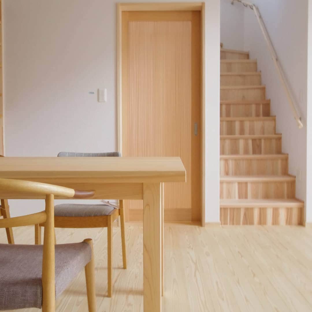 木の家ミヤシタさんのインスタグラム写真 - (木の家ミヤシタInstagram)「ミヤシタは神戸市北区の木の家工務店🌿 【暮らしの彩りを豊かにする #家具 】  ミヤシタの家は無垢の家具が似合います。 一枚板のテーブルに無垢材の家具が似合う。  #インテリアデザイン #施工事例  もっと見たい方へ プロフィールはこちらです🌿  @miyashita_wood  宮下は兵庫県神戸市北区の一級建築士事務所の工務店 です。 木造住宅による注文住宅の新築と建て替え、リフォーム、リノベーションをしています。  自社の製材所で兵庫県産木材の木を製材して大工の手仕事で木の家を建てています。 住宅性能 にもこだわり、セルロースファイバー断熱材を高気密高断熱のデコスドライ工法 を使い、床や内装に無垢材の杉・桧を取り入れています。  ハウスメーカー検討中の方、予算に合った木のある暮らしが叶うマイホーム作りをしてみませんか  Instagramの方は プロフィールページのURLをタップ  Facebookの方は↓↓こちらから https://miyashita-lww.jp  #宮下 #兵庫県 #神戸市北区 #工務店 #一級建築士事務所 #木造住宅 #注文住宅 #新築 #建て替え #リフォーム  #製材所 #兵庫県産木材 #木の家 #一戸建て #セルロースファイバー #セルロースファイバー断熱材  #デコスドライ工法 #無垢材の床  #ハウスメーカー検討中  #ナチュラル #木のあるくらし #マイホームづくり #おうちづくり #工務店選び #工務店がつくる家 #ミヤシタの家 #木が好きな人と繋がりたい」6月30日 9時53分 - miyashita_wood