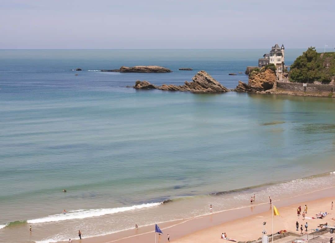 フランス大使館さんのインスタグラム写真 - (フランス大使館Instagram)「【フランスの風景🌄】８月に#G7 首脳会議が開催されるフランス南西部の都市ビアリッツ。19世紀から王侯貴族たちの集まるリゾート地でしたが、実はヨーロッパにおけるサーフィン発祥の地でもあるそう。ベージュ色のキメ細かい砂浜が続くビーチも見所です。@biarritztourisme @g7 📷 :©Emmy Martens 🌄Un jour en France : Biarritz accueillera le sommet du #G7 cet été. A l'occasion (mais peut-être pas en même temps...), venez vous aussi (re)découvrir la capitale historique du surf en Europe et sa célèbre plage de la Côte des Basques ! @g7  @biarritztourisme 📷 : ©Emmy Martens」6月30日 10時00分 - ambafrancejp