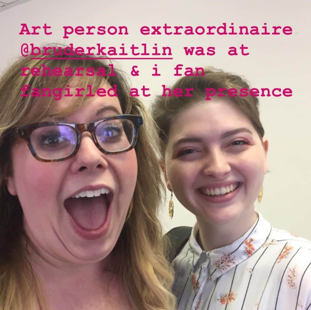 カーステン・ヴァングスネスさんのインスタグラム写真 - (カーステン・ヴァングスネスInstagram)「@bruderkaitlin came to rehearsal today so she could reallyyyyyy watch us each and make sure the graphic novel is full magic. And 3 more days to be part of said magic. Link in my bio.💥🌈🚀」6月30日 9時55分 - kirstenvangsness